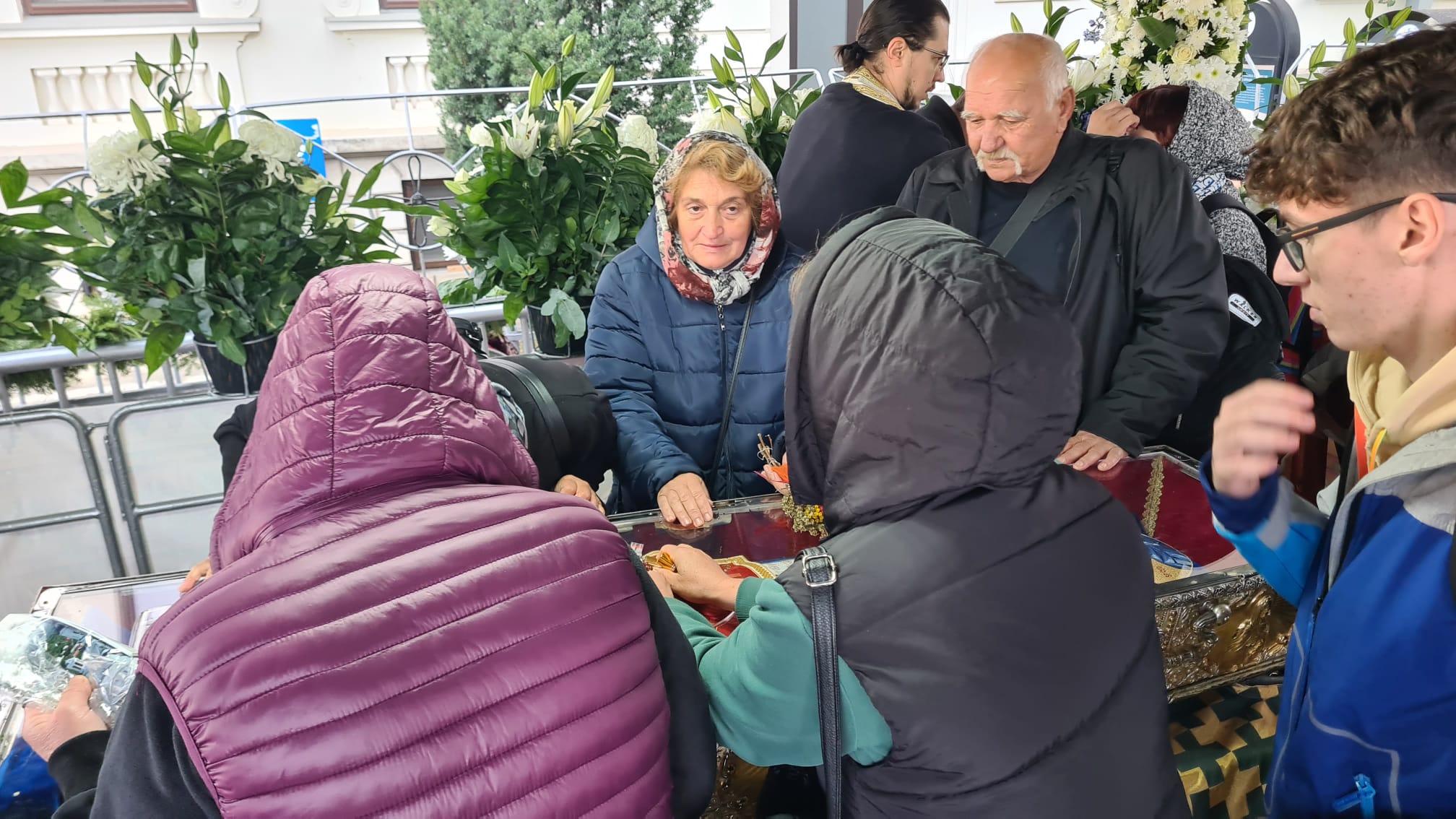 Miile de oamenii trimiși la Iași de Primăria Voluntari au dominat prima zi de pelerinaj la Sfânta Parascheva: „Vin pentru că așa simt nevoia, să mă liniștesc”