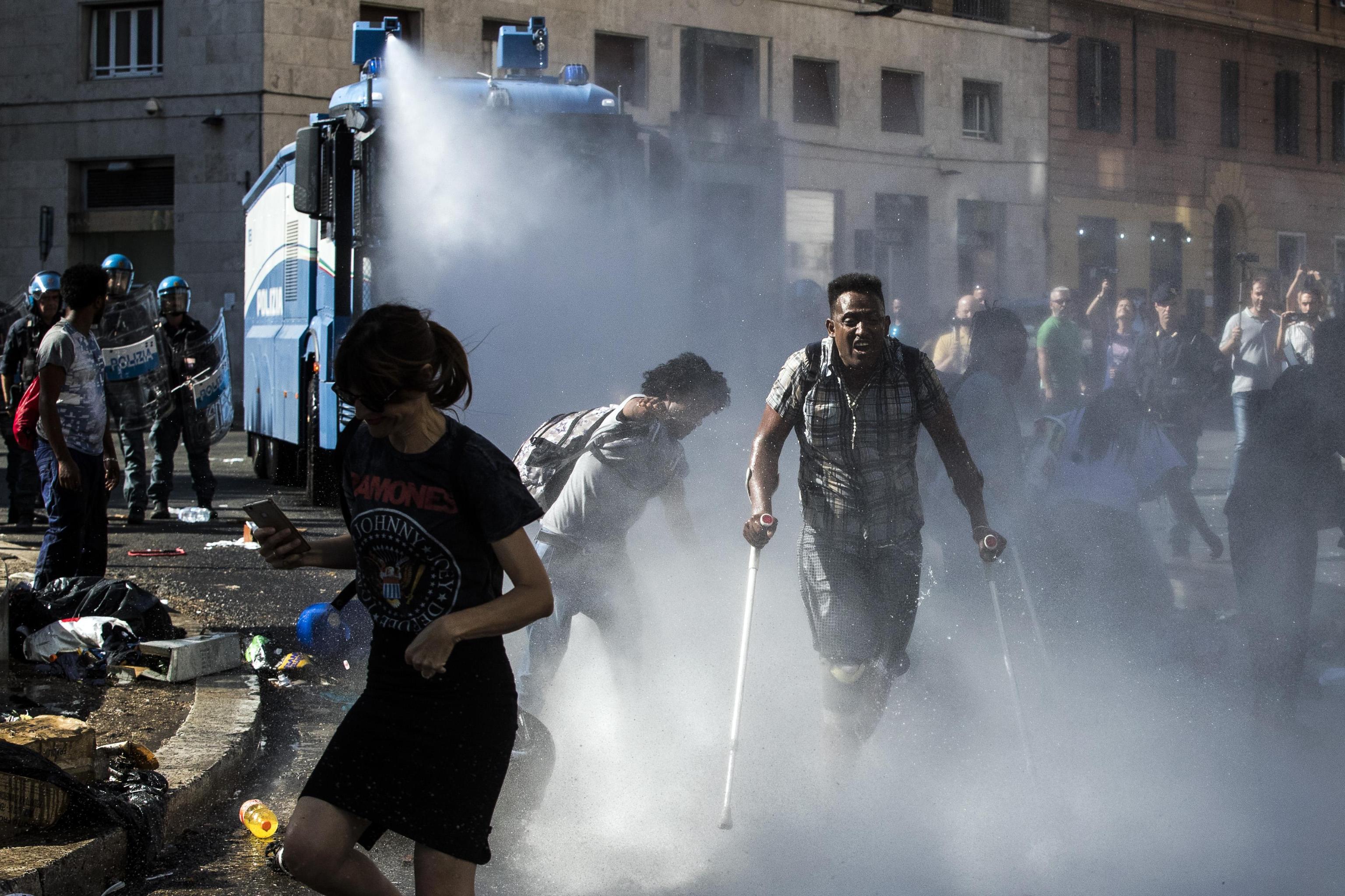 FOTO | Violențe la Roma, între poliție și refugiații care au ocupat o piață