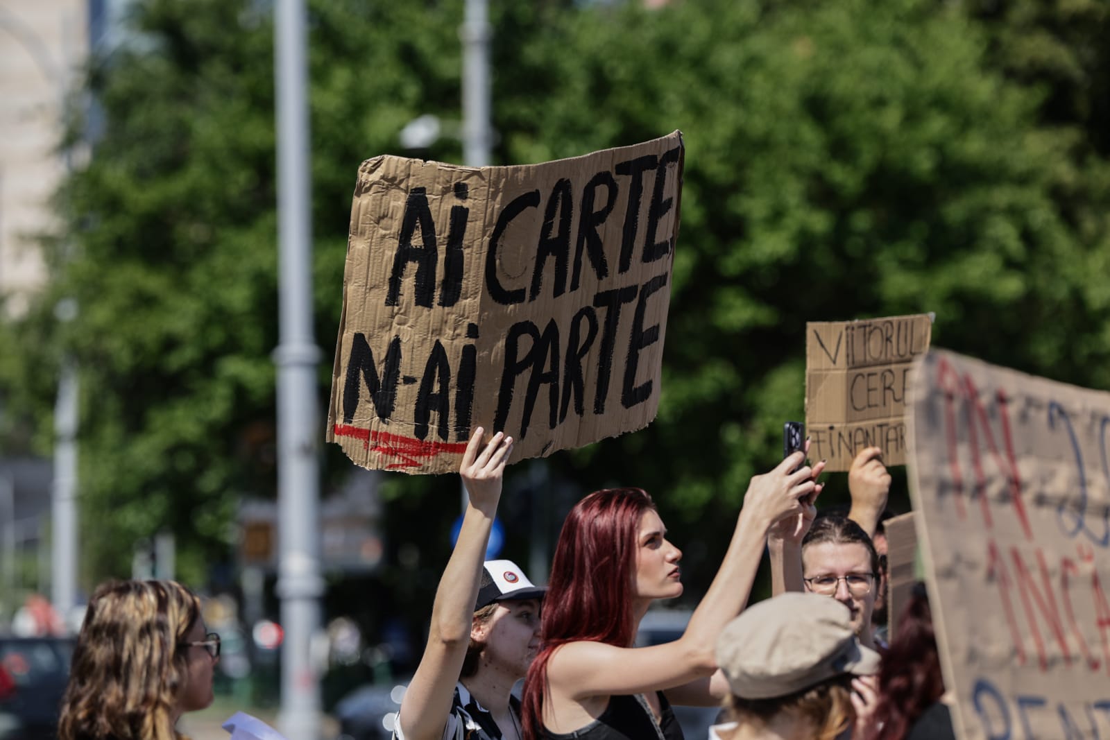 Studenții din toată țara protestează față de reducerea burselor: „Nu vă atingeți de burse!”