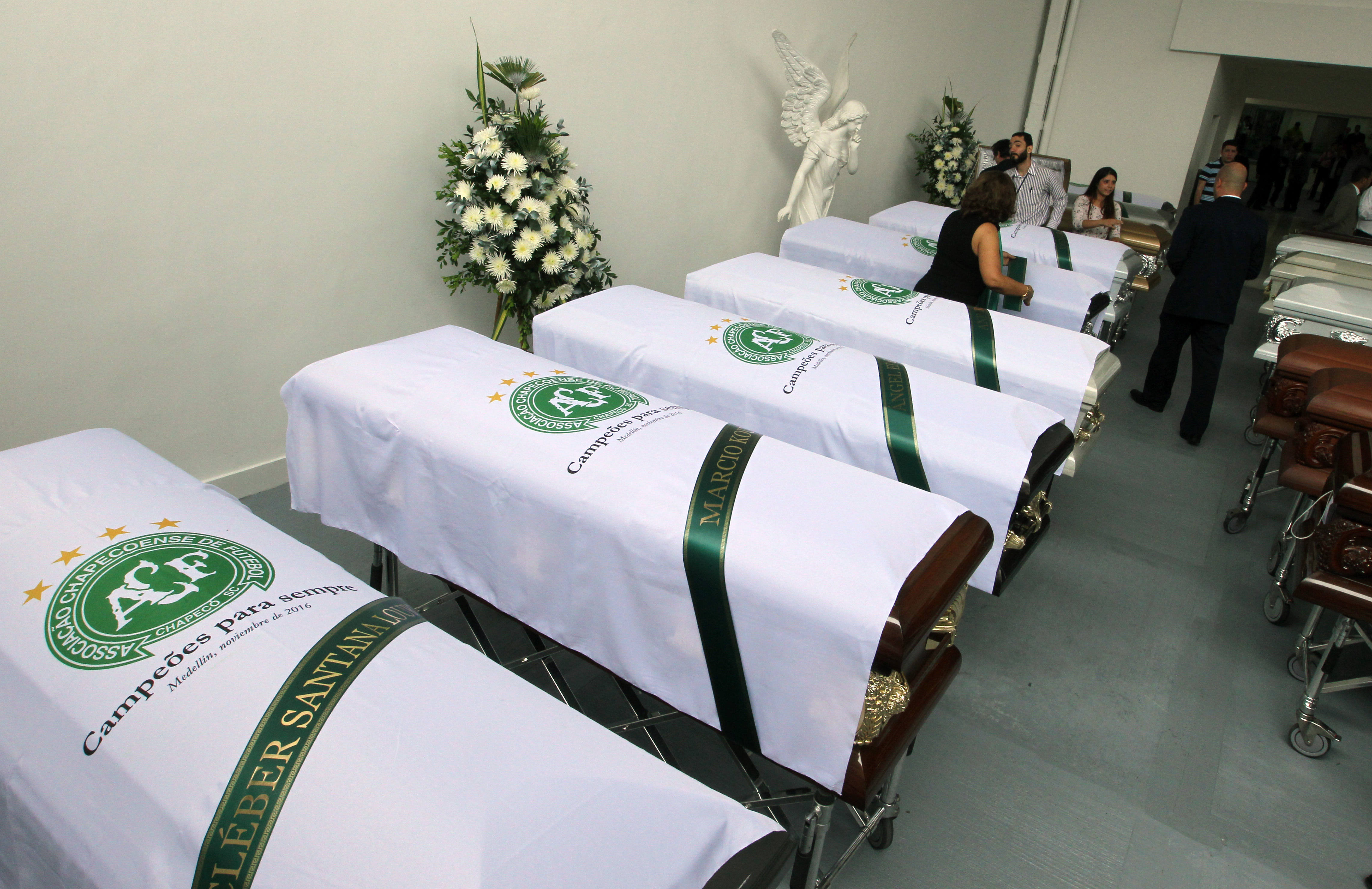 Avion prăbușit în Columbia. 150.000 de oameni i-au comemorat pe cei 71 de morți, printre care și aproape toți jucătorii de la Chapecoense | FOTO&VIDEO