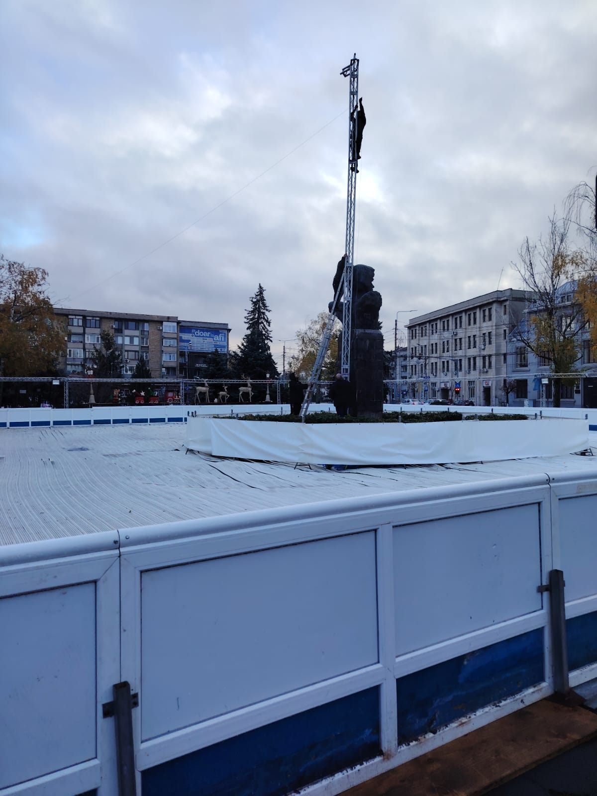 Patinoarul cu obstacole de la Ploiești, cu statuia lui Nichita Stănescu și cu tufișuri în mijloc: „Arbitrează marele poet”
