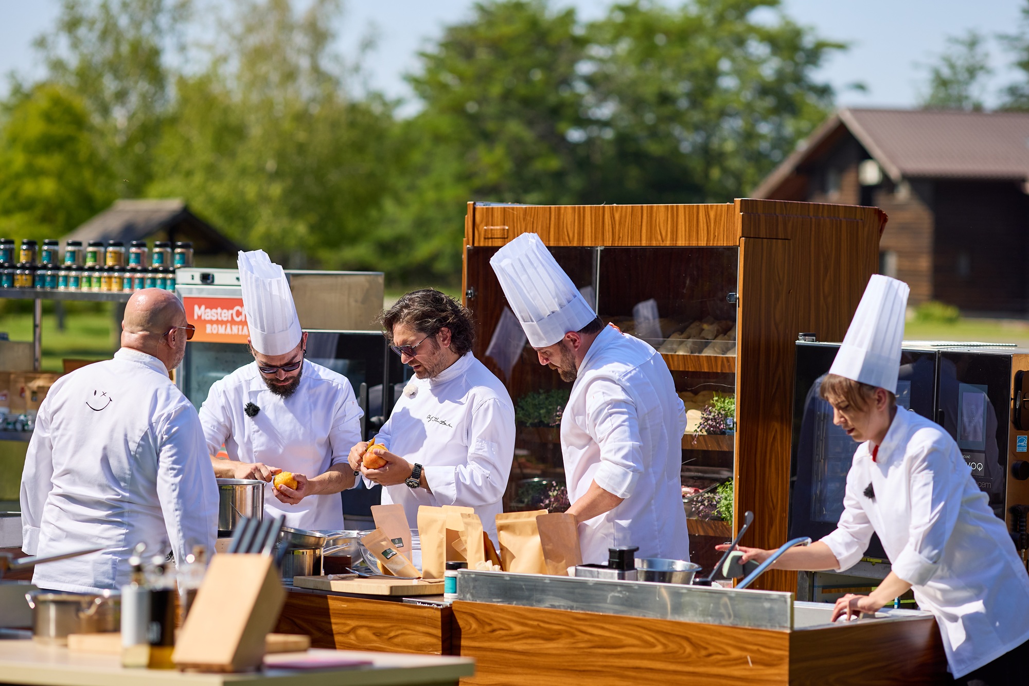 MasterChef, 17 noiembrie 2025. Cei 10 concurenți au lucrat ca o singură echipă într-o probă care a celebrat 30 de ani de PRO TV