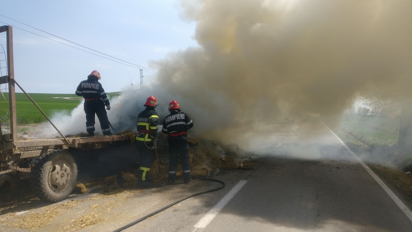 Incendiu puternic izbucnit pe DN 222, între Tulcea și Agighiol, la o remorcă încărcată cu baloți/ FOTO&VIDEO