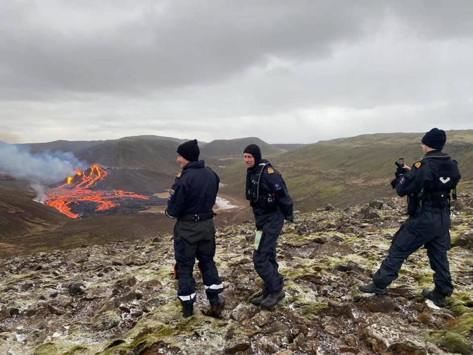 Vulcanul care a erupt în Islanda, principalul punct de atracție al insulei. Unii turiști chiar au fript cârnați deasupra pământului încins