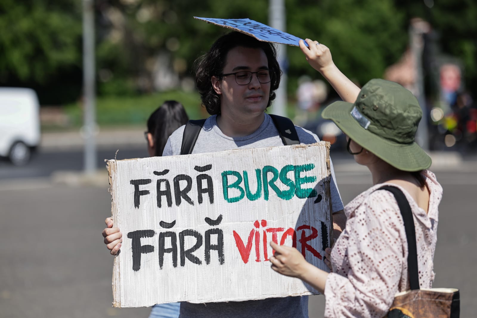Studenții din toată țara protestează față de reducerea burselor: „Nu vă atingeți de burse!”