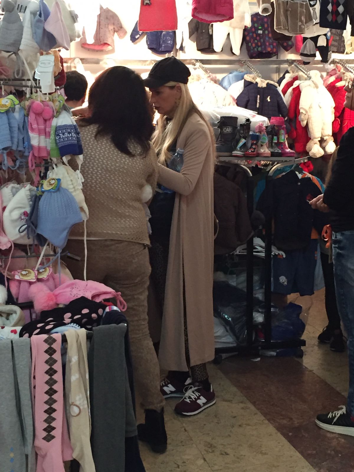 EXCLUSIV. Andreea Bănică are o ditamai burtica! Cântăreața s-a rotunjit vizibil în cea de-a șaptea lună de sarcină