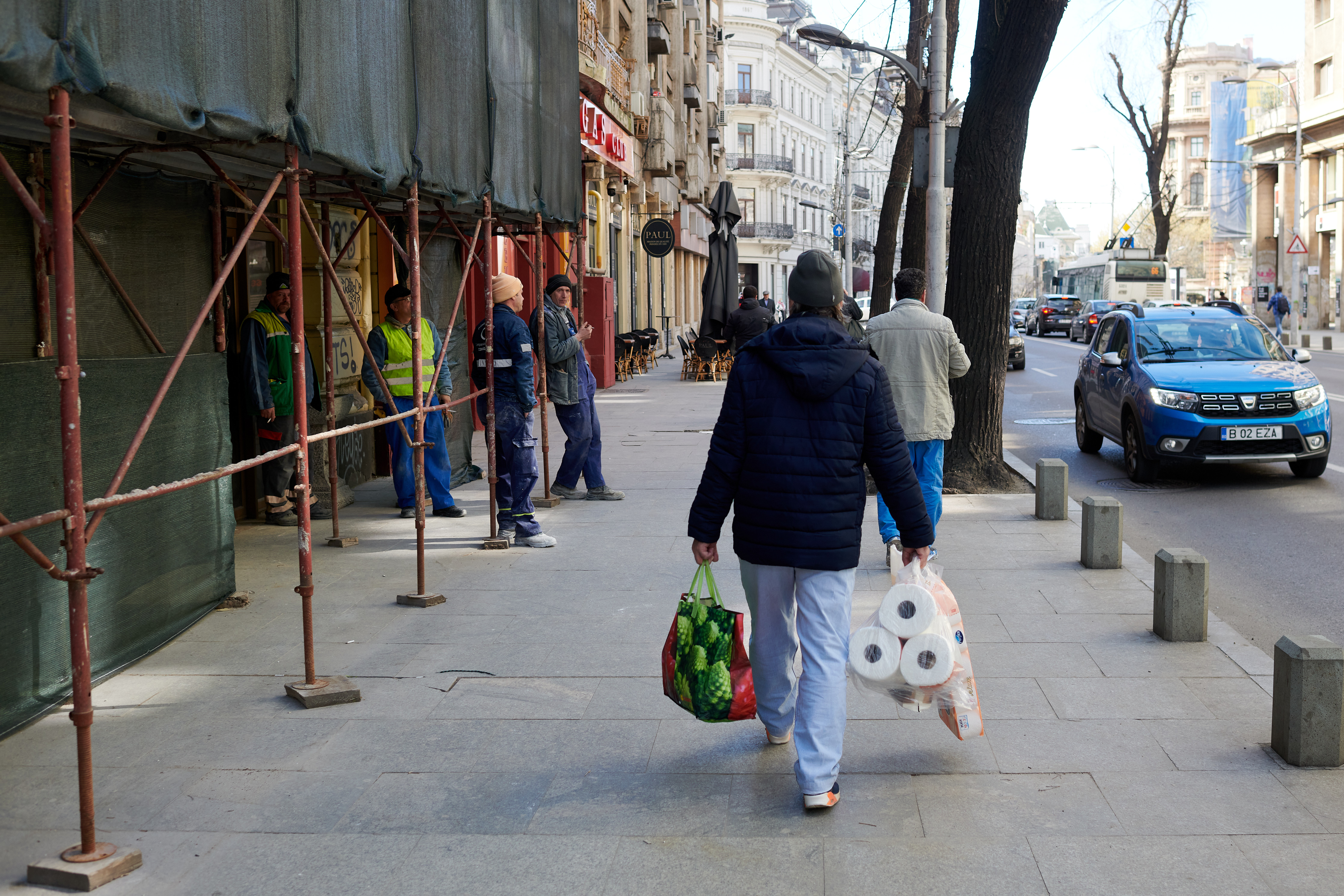Starea de urgență îi ține pe bucureșteni în case și închide localurile din Centrul Vechi. Fotografii cu Capitala goală