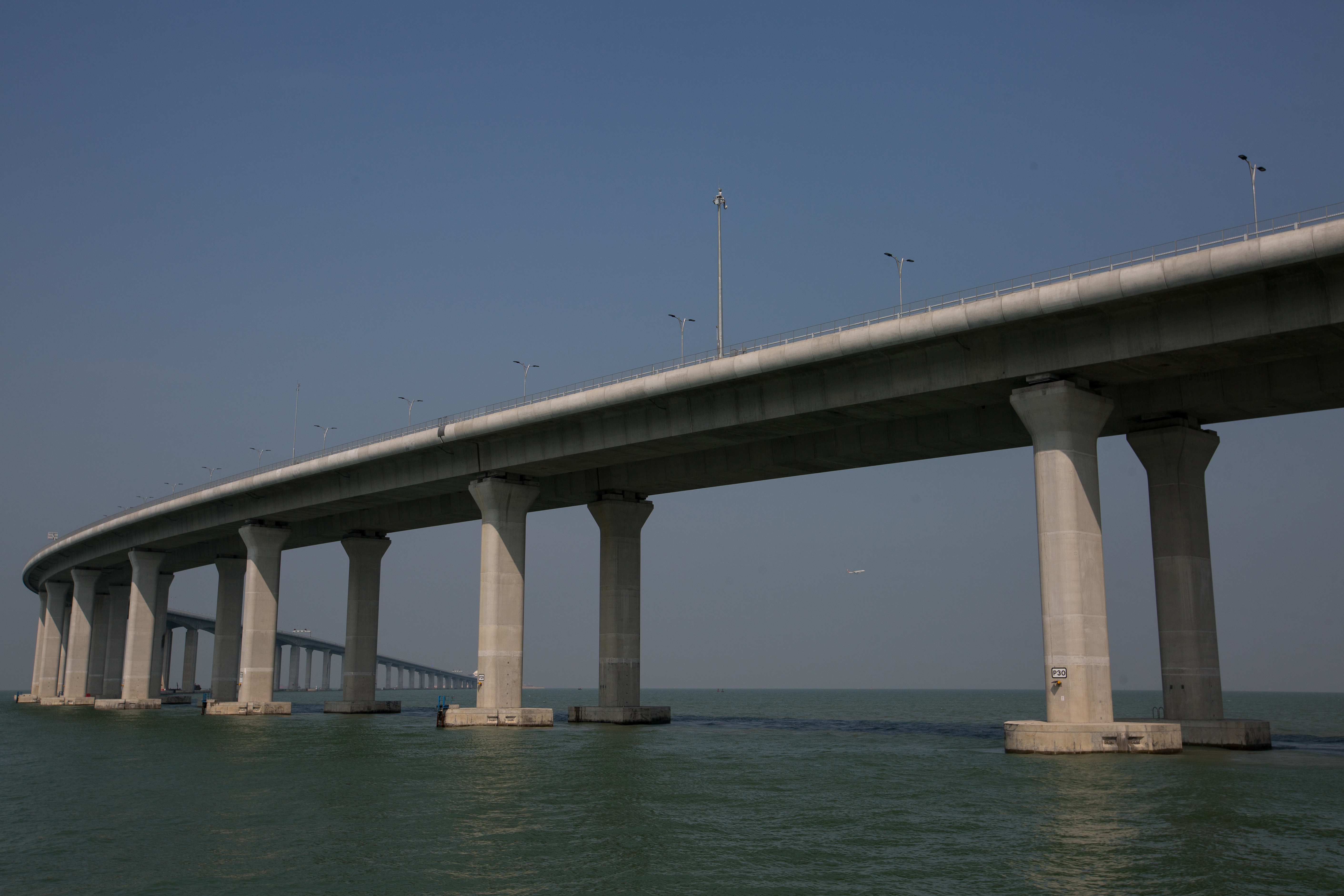 FOTO | Camere care detectează căscatul și interese politice. Ce se ascunde în spatele celui mai mare pod maritim din lume, inaugurat marți