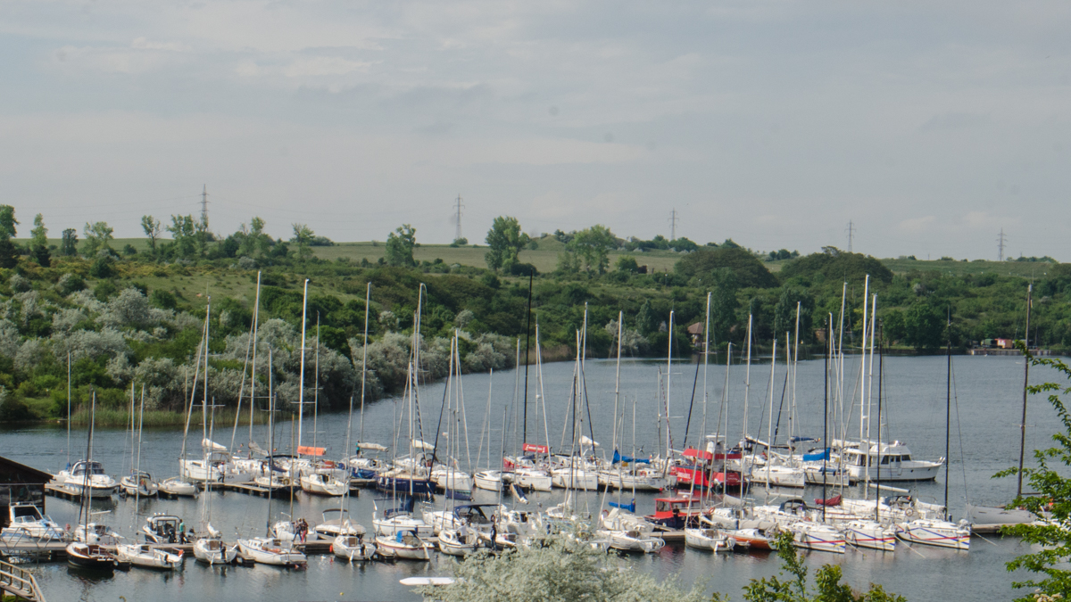 REPORTAJ: Yachting-ul devine o pasiune accesibilă oricui la Marina Limanu: "Îi desprindem de mal și plecăm cu ei la vânare de vânt, cu aripi de vele"