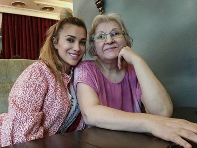 Lora, mesaj dureros în memoria mamei sale: „Rareori trece o zi fără să-mi imaginez cum ar fi fost dacă o mai aveam”