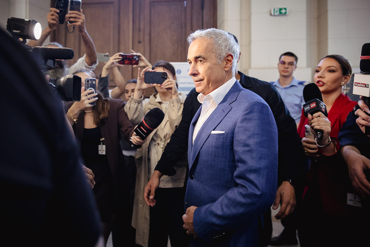 Călin Georgescu în sala de judecată. Ce a făcut în timpul procesului în care e acuzat de complicitate la tentativă de lovitură de stat