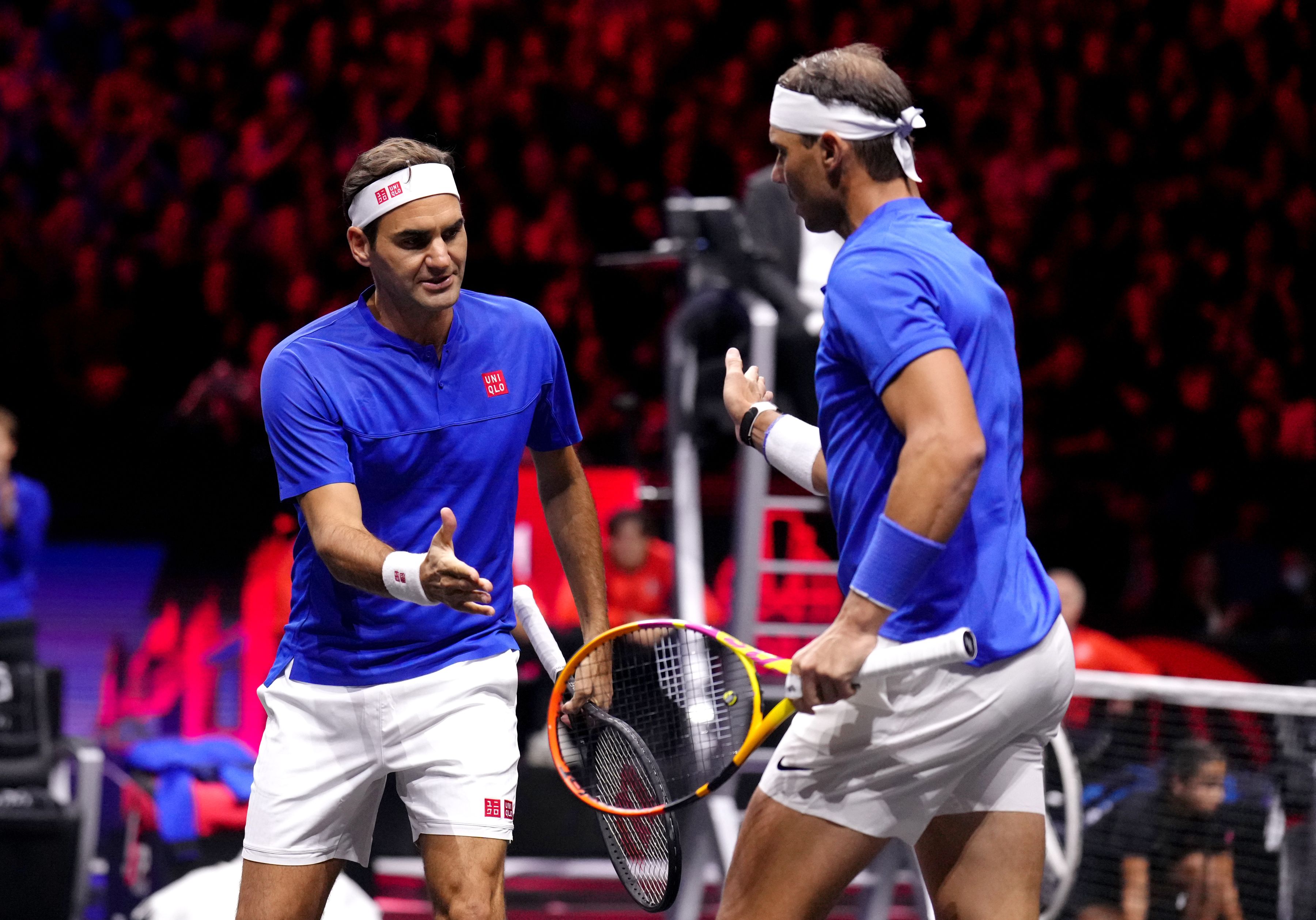 IMAGINEA ZILEI în sportul mondial. Roger Federer ținându-l de mână în lacrimi pe Rafael Nadal la ultimul său meci ca profesionist în tenis