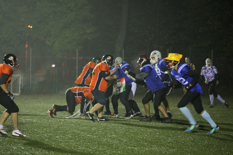FOTO / Meci de groază la ”Arcul de Triumf”! Arlechinii şi Rebelii au jucat rugby-fotbal american