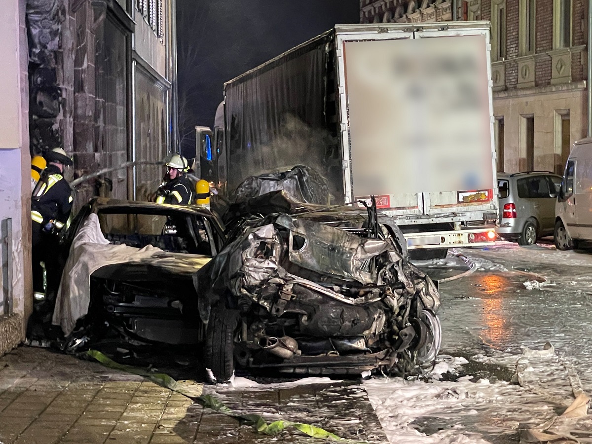 VIDEO | Un șofer de TIR a distrus 34 de mașini, a incendiat o casă și a rănit trei oameni, în centrul unui oraș german: „Parcă a căzut o bombă”