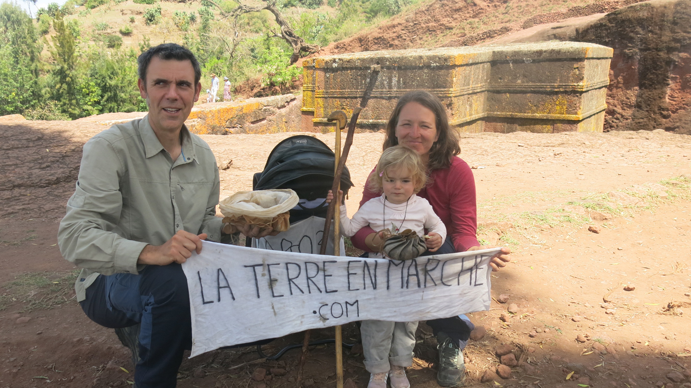 Aventura unei românce și a soțului ei francez care străbat lumea pe jos cu 30 de lei pe zi: atacați de câini în Turcia, cu copilul în „rucsac” prin Africa: „A fost o expediție de nebuni”