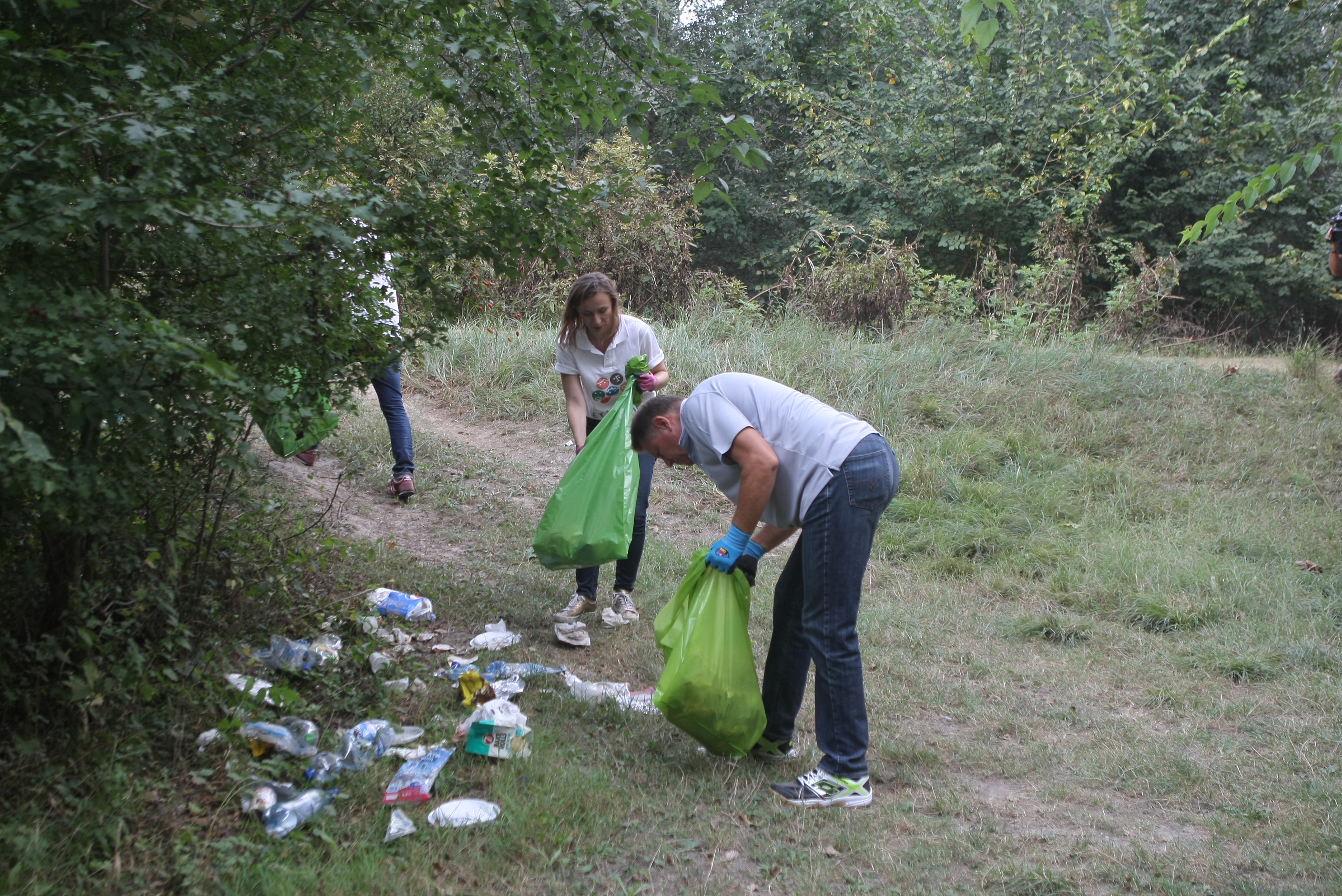 FOTO / Klaus Iohannis a adunat gunoaie în pădurea Cernica: "Mulți consideră că natura este un fel de groapă de gunoi"