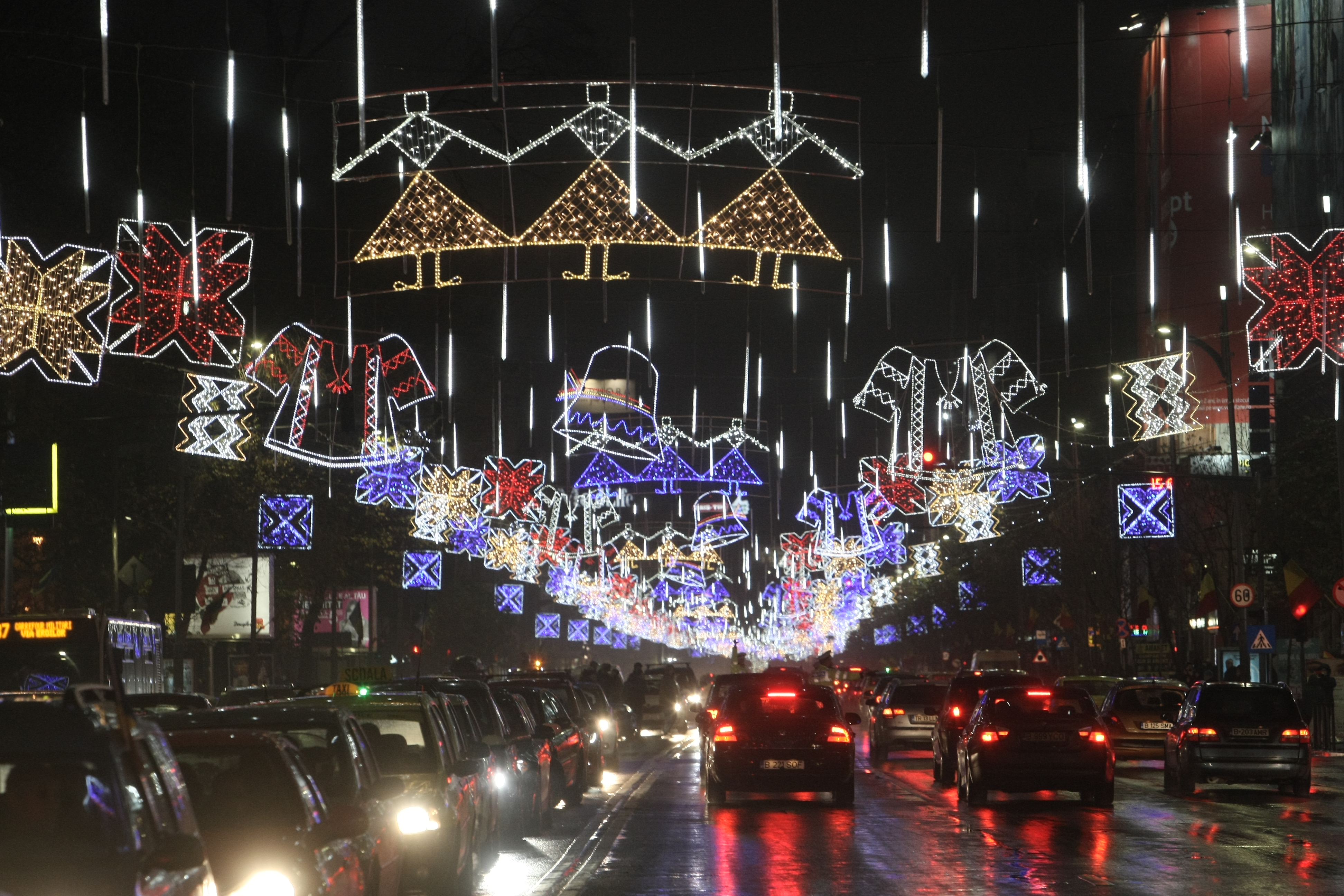 S-au aprins luminițele de Crăciun în București. Iată cum arată centrul Capitalei / GALERIE FOTO