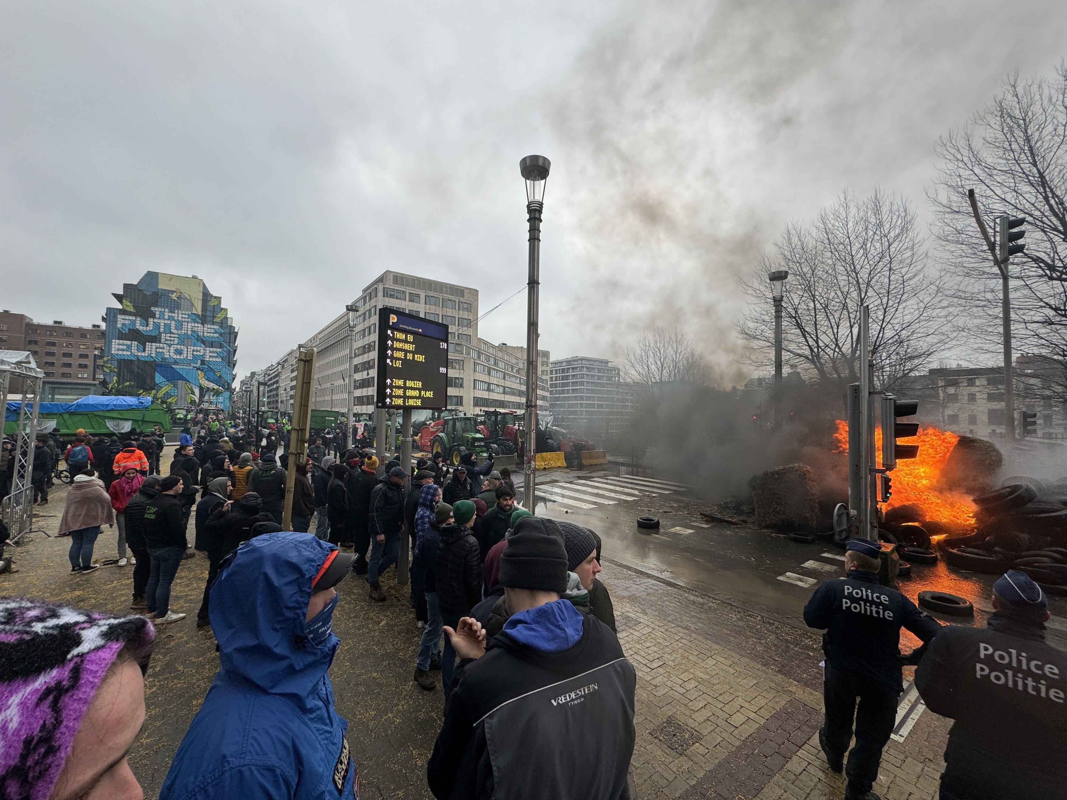 Bruxelles-ul, asediat în ziua reuniunii miniștrilor Agriculturii. Fermierii au blocat orașul cu tractoare și au dat foc la anvelope. Polițiștii au intervenit cu tunuri cu apă  | VIDEO