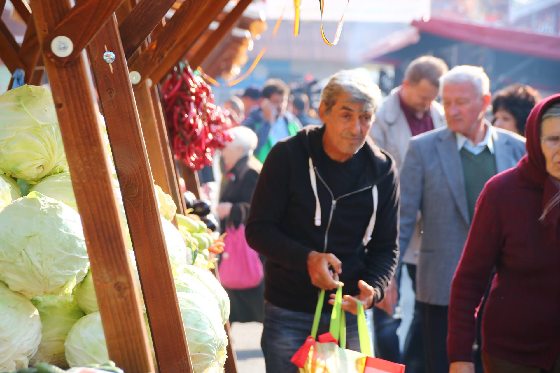REPORTAJ: De Ziua Produselor Agroalimentare Românești, craiovenii s-au înghesuit să cumpere gogonele și să mănânce sarmale și pâine cu mălai/ FOTO
