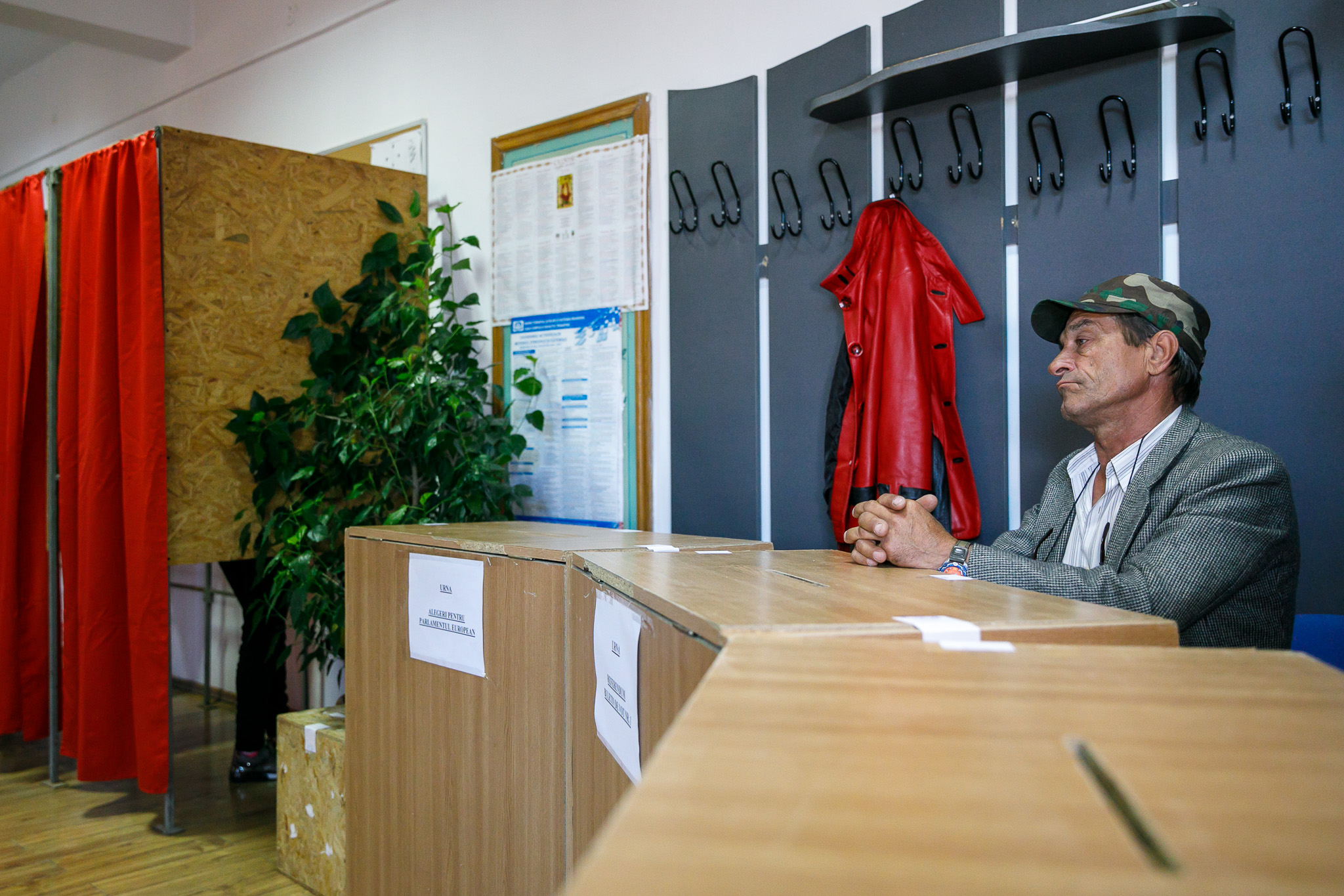 CORESPONDENȚĂ DIN URLAȚI | La europarlamentare, între „Hai, noroc!” și resemnare. La prima oră a dimineții, cârciuma era mai plină ca secția de votare