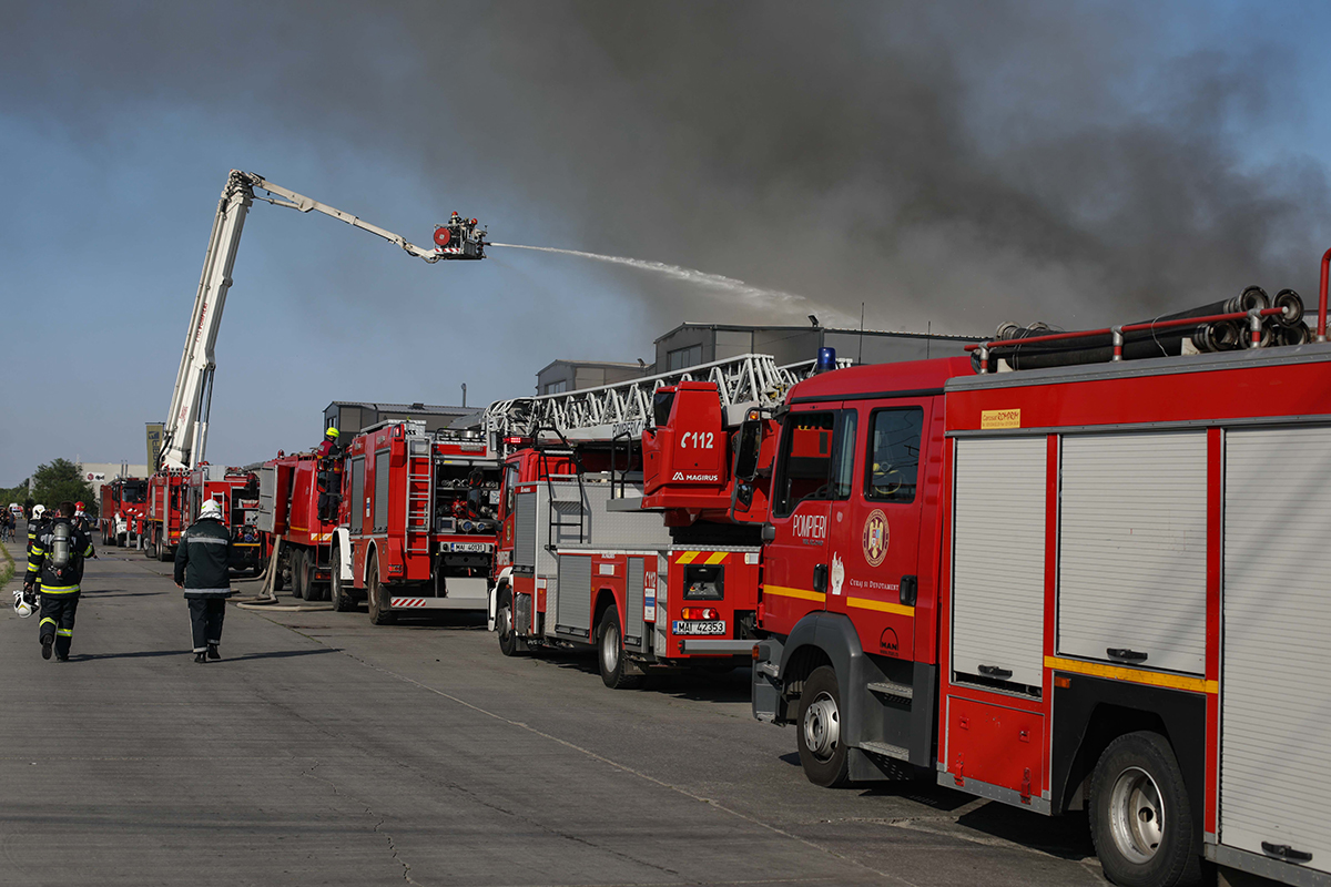 Incendiul de la hala din Mogoșoaia, stins după cinci ore și jumătate. Cauza încă nu e cunoscută