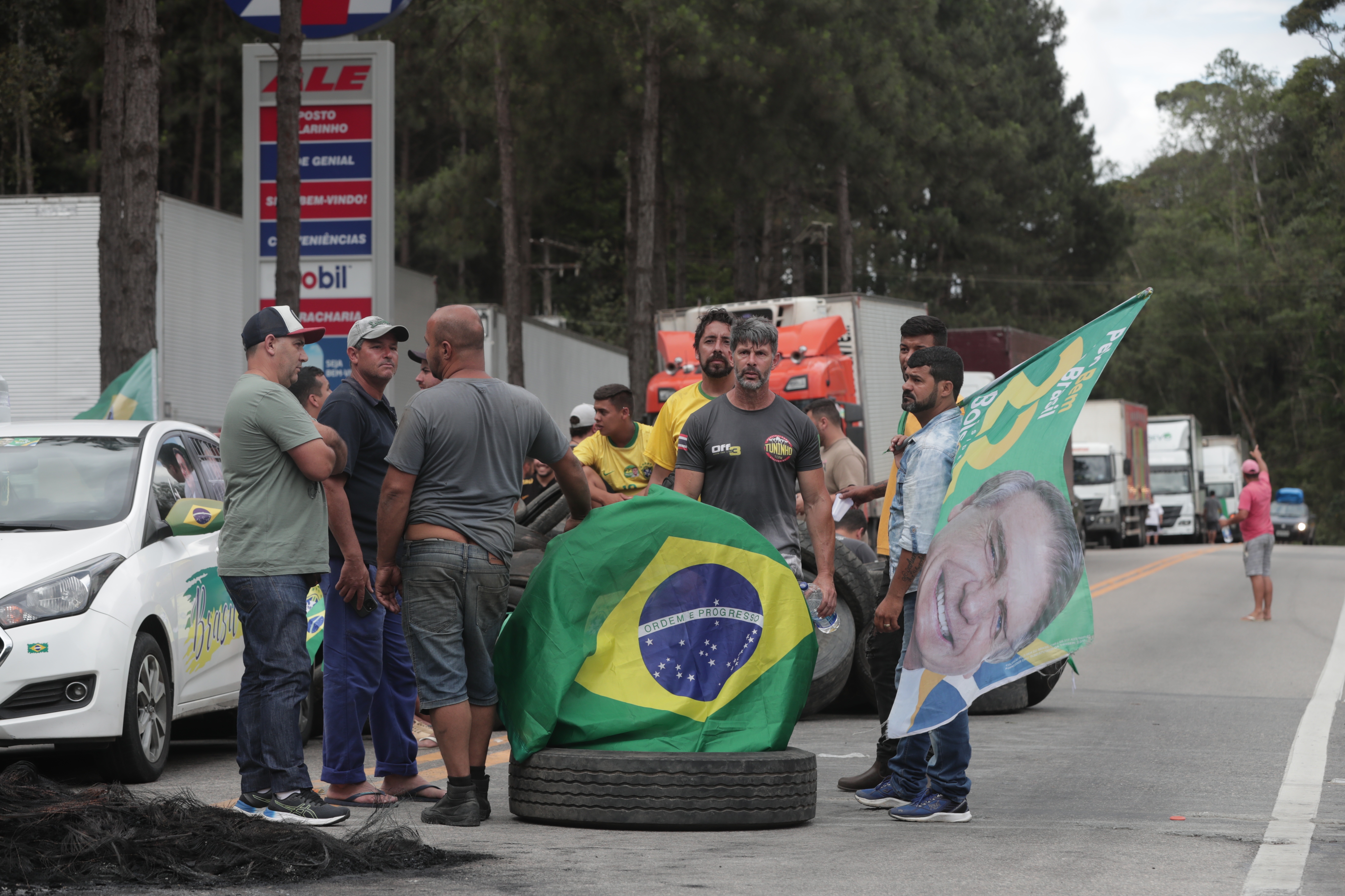 Susținătorii lui Bolsonaro încearcă să paralizeze Brazilia, după ce Lula a câștigat alegerile prezidențiale. Protest cu mii de camioane pe autostrăzi