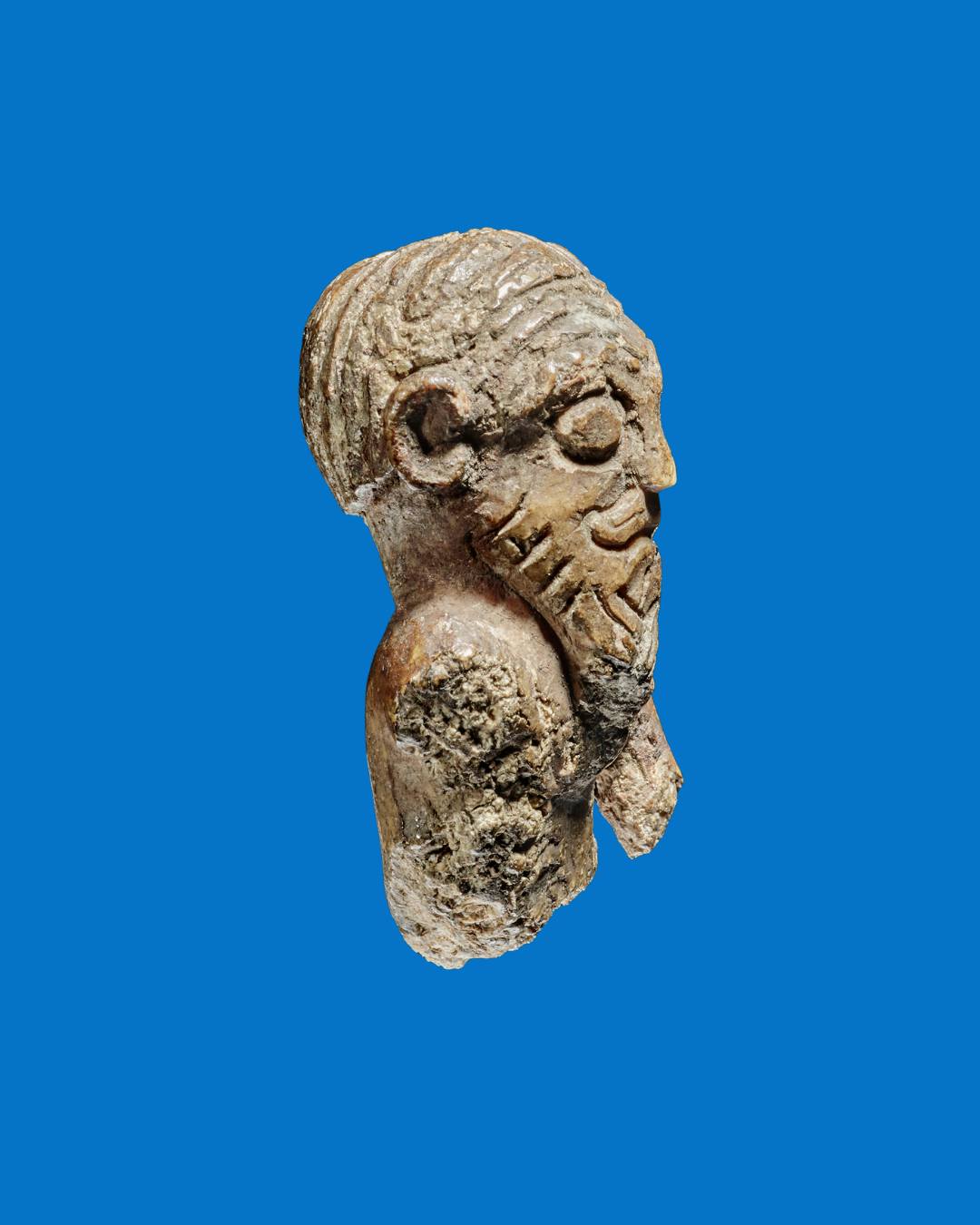 Primul „portret” al unui viking, descoperit în Danemarca pe o figurină din fildeş, diferă de imaginea consacrată. Ar putea fi un celebru rege