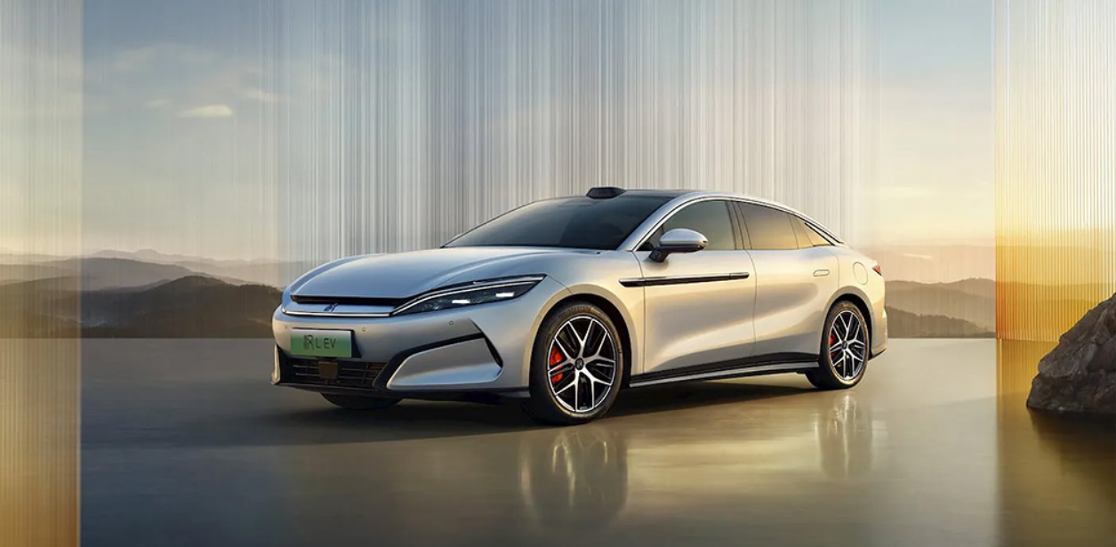 Chinezii de la BYD au lansat primele două modele electrice care se încarcă în doar 5 minute, la un preț neașteptat de accesibil