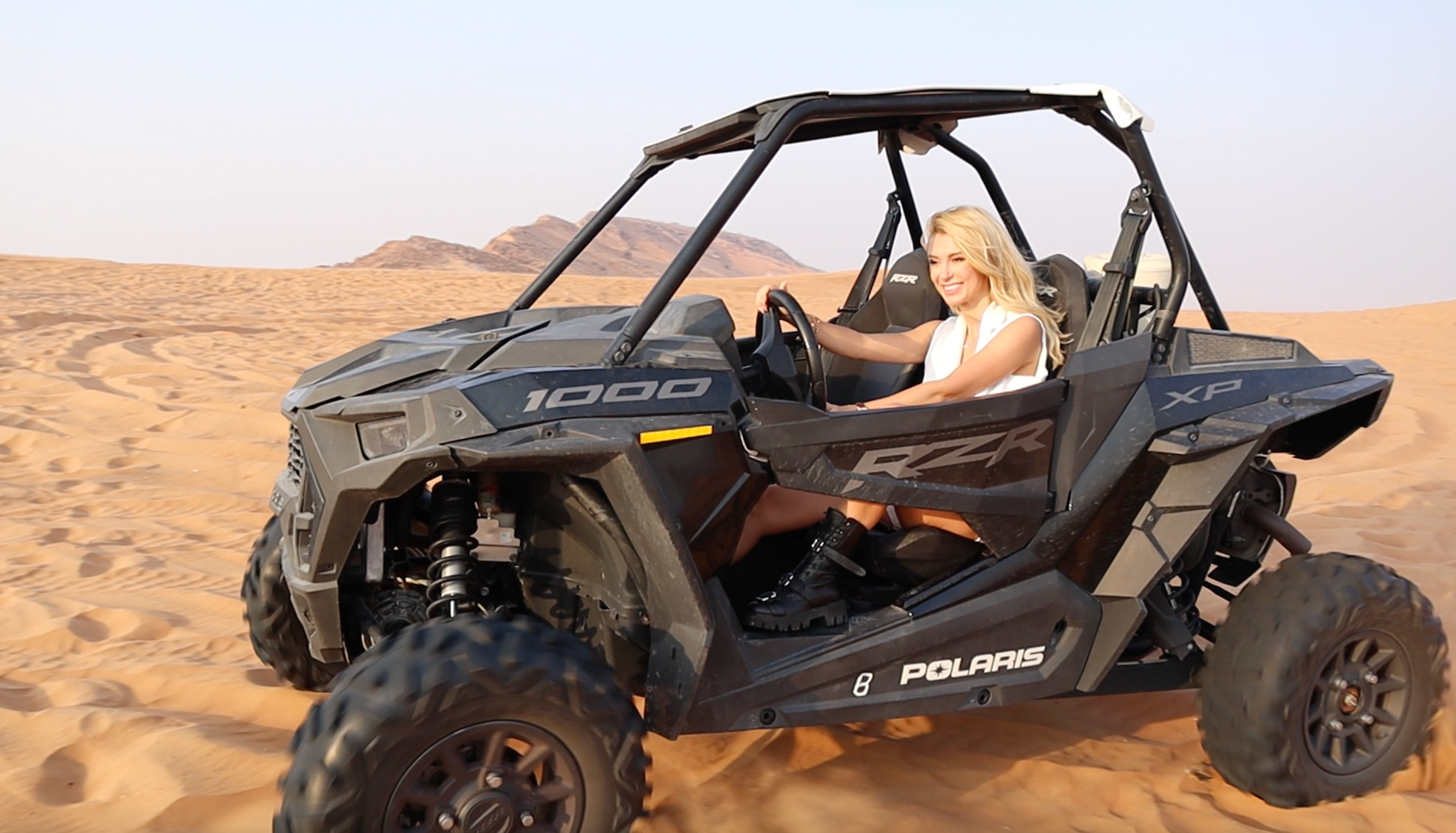 Imagini cu Andreea Bălan din vacanța în Dubai. Cum s-a pozat artista în deșert