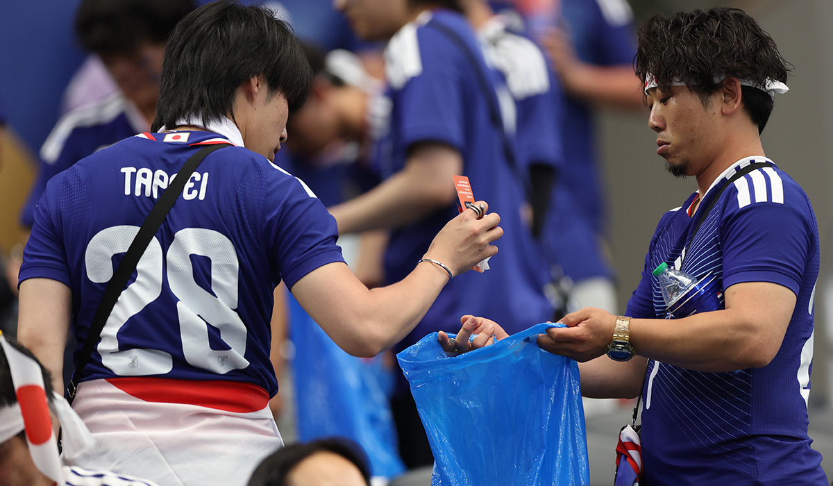 VIDEO Spectatorii japonezi uimesc lumea la Cupa Mondială făcând curățenie pe stadioane. "Învață de mici să nu creeze neplăceri. E o parte a culturii lor"