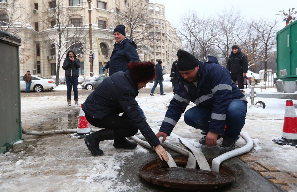 VIDEO EXCLUSIV| Primul utilaj de topit zăpada a fost pus în acțiune, în Piața Victoriei