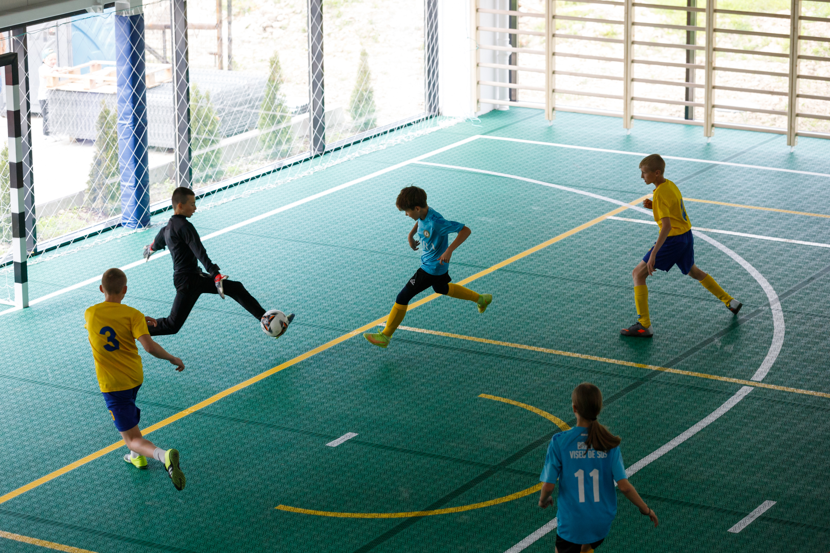 REPORTAJ Copiii din Ucraina au fost chemați de ucrainenii din România să le inaugureze o sală de sport. „Mai uită că au tații plecați la război”