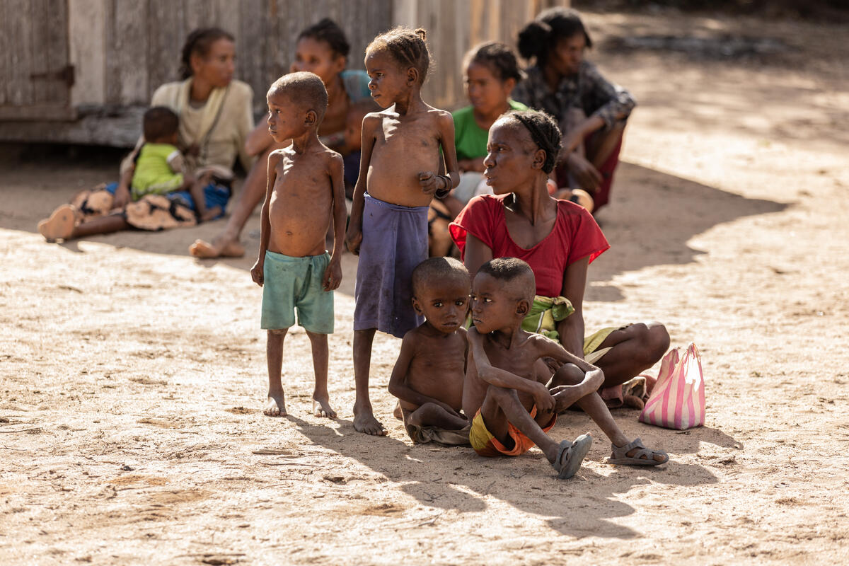 Locuitorii din Madagascar, nevoiți să mănânce greieri, frunze de cactus și noroi, din cauza foametei