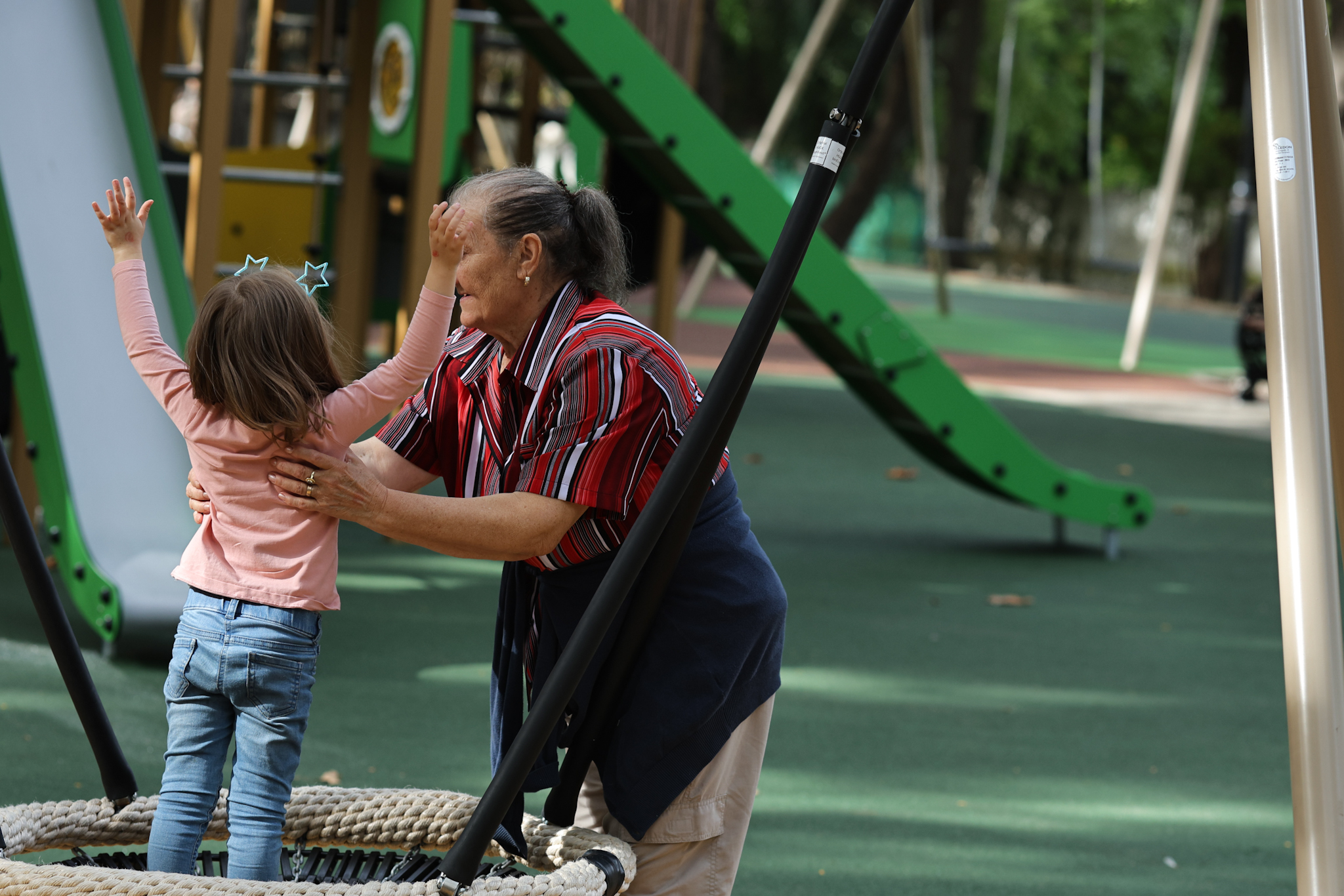 FOTO. Locurile de joacă pentru copii din Parcul Cișmigiu au fost modernizate. Noutatea: zonă specială pentru persoanele cu dizabilități