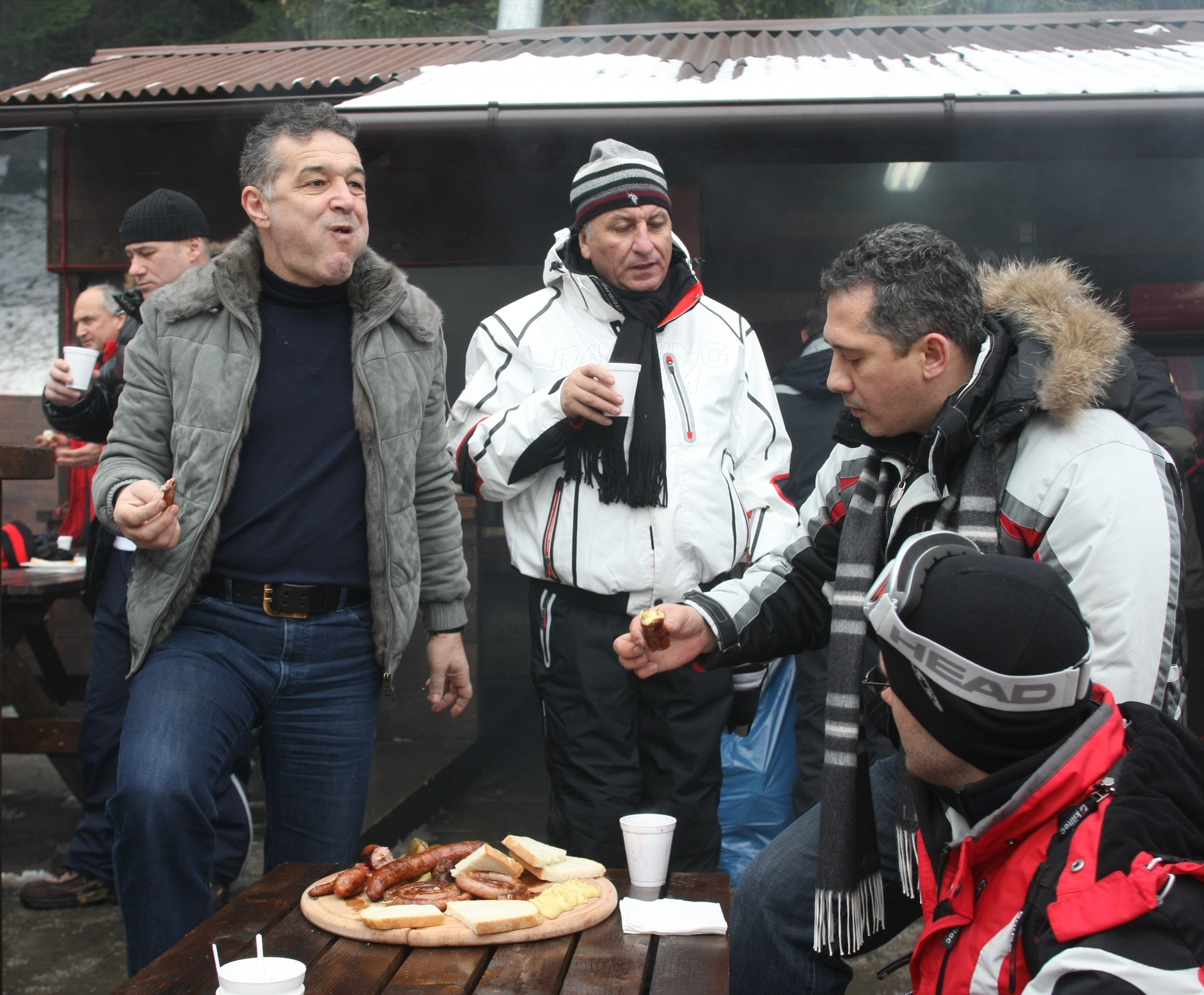 Steaua duce dorul unor fotbaliști adevărați, dar Gigi Becali dă banii pe petreceri private! Revelion de 10.000 de euro la munte! GALERIE FOTO