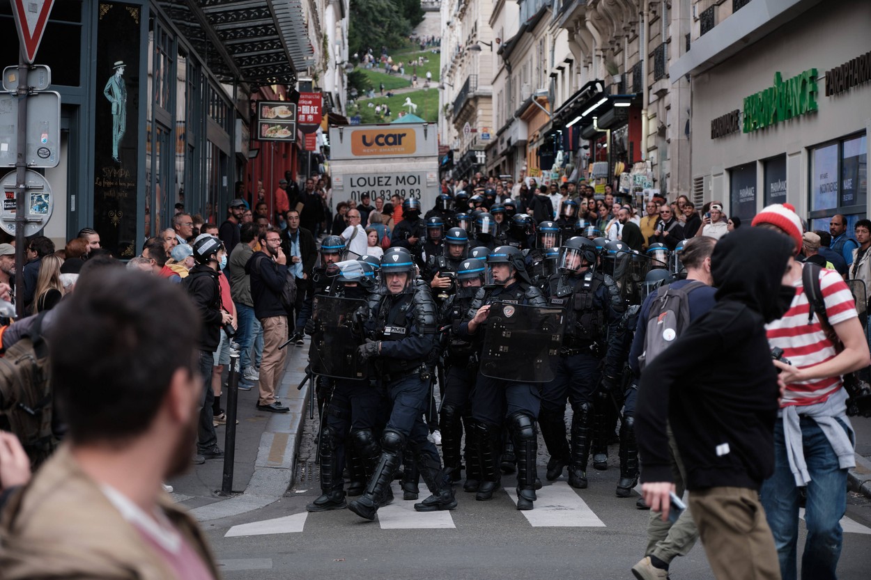 Noi proteste violente în Franța. Zeci de mii de oameni, din nou în stradă. FOTO