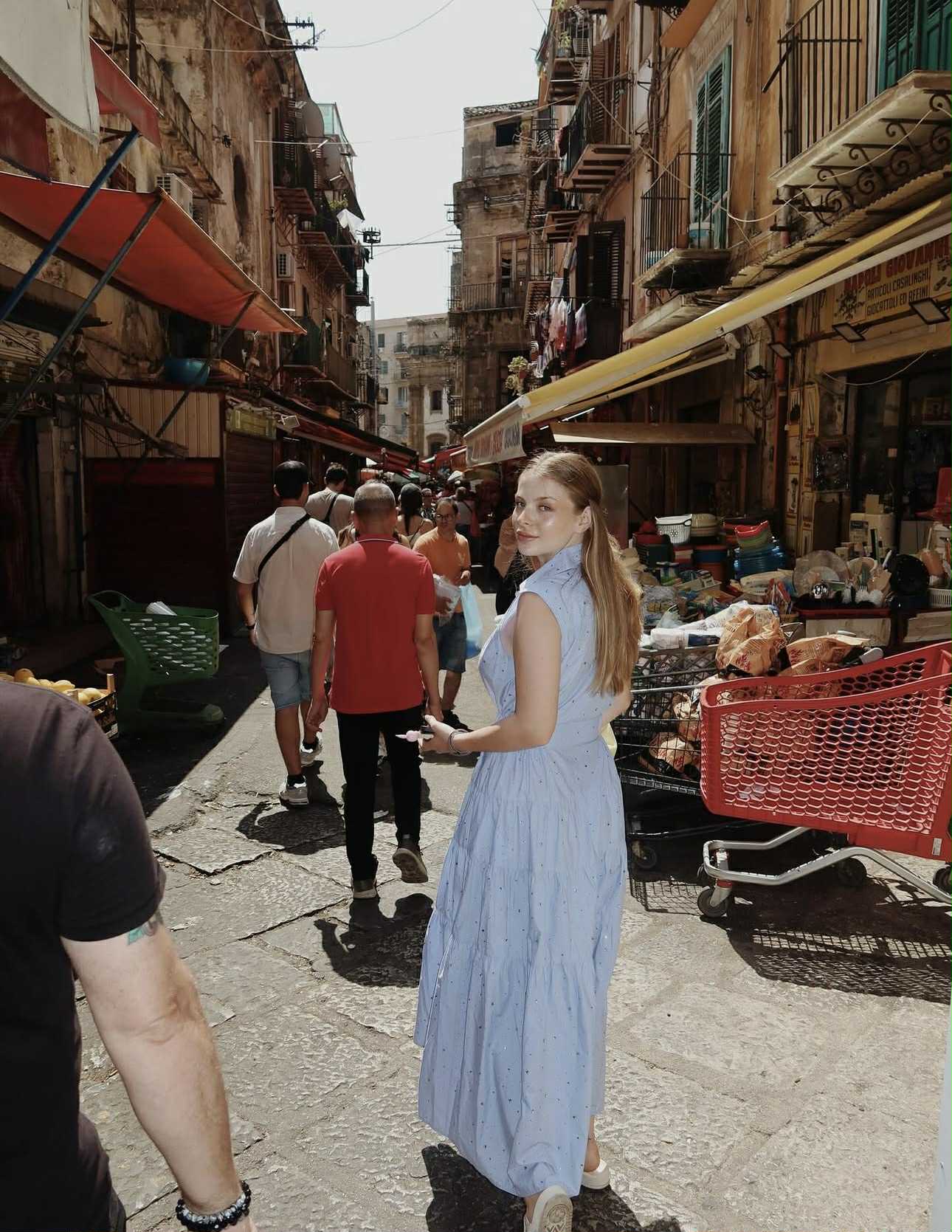 Cum a apărut Antonia Salanta, iubita fotbalistului Daniel Bîrligea, într-o piață din Italia. Îmbrăcată într-o rochie decoltată, imediat a atras atenția