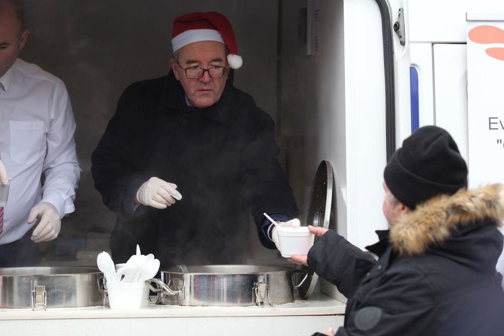 Ambasadorul Marii Britanii la București a servit mâncare oamenilor fără adăpost, în Gara de Nord / FOTO