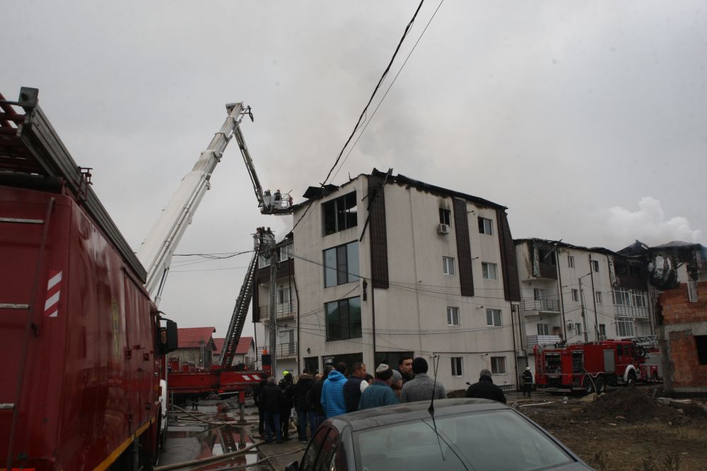 VIDEO/ Locuitorii din Chiajna aduc acuzații dure, după incendiul care a cuprins trei blocuri. "E posibil să fi rămas doar cu hainele de pe mine!”. De la ce ar fi pornit incendiul