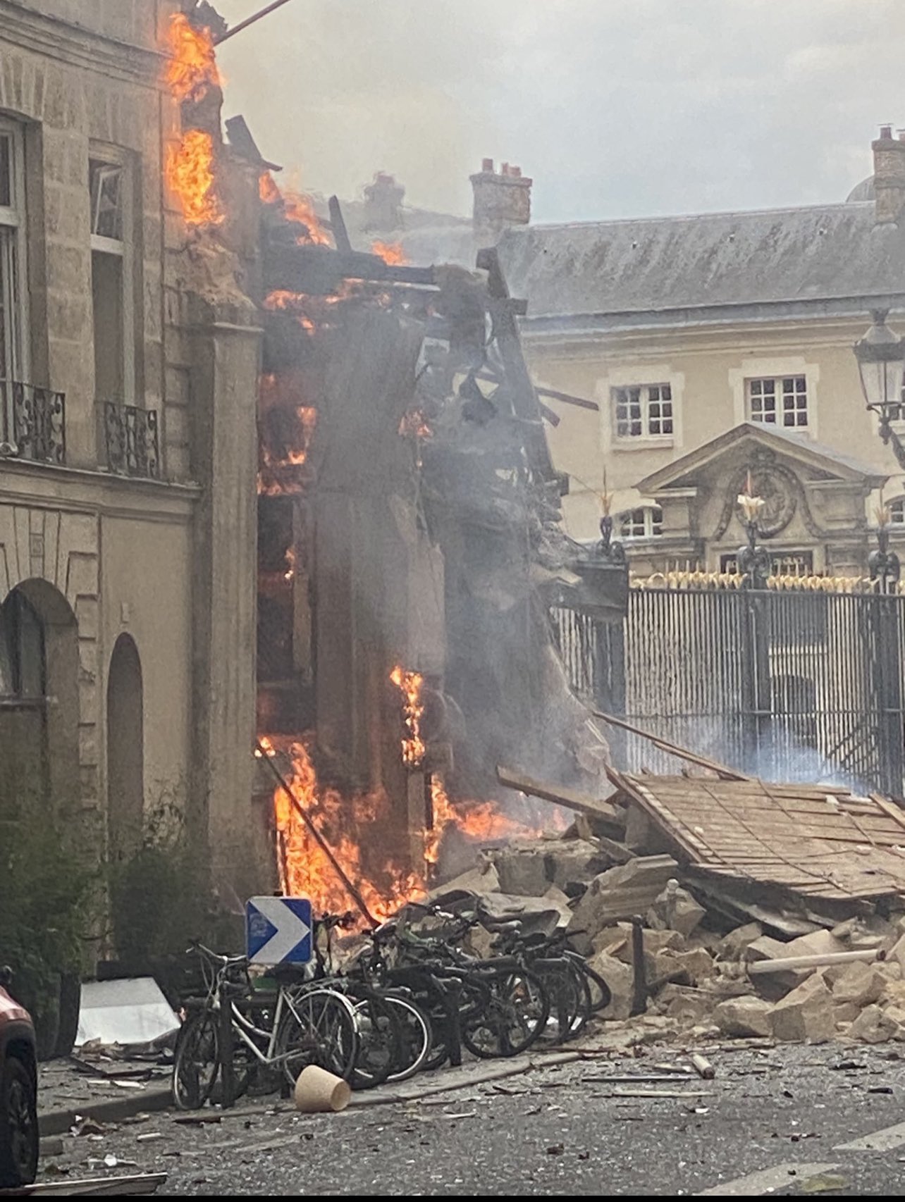 Explozie în centrul Parisului, urmată de un incendiu puternic. O clădire s-a prăbușit parțial, iar zeci de persoane au fost rănite. VIDEO