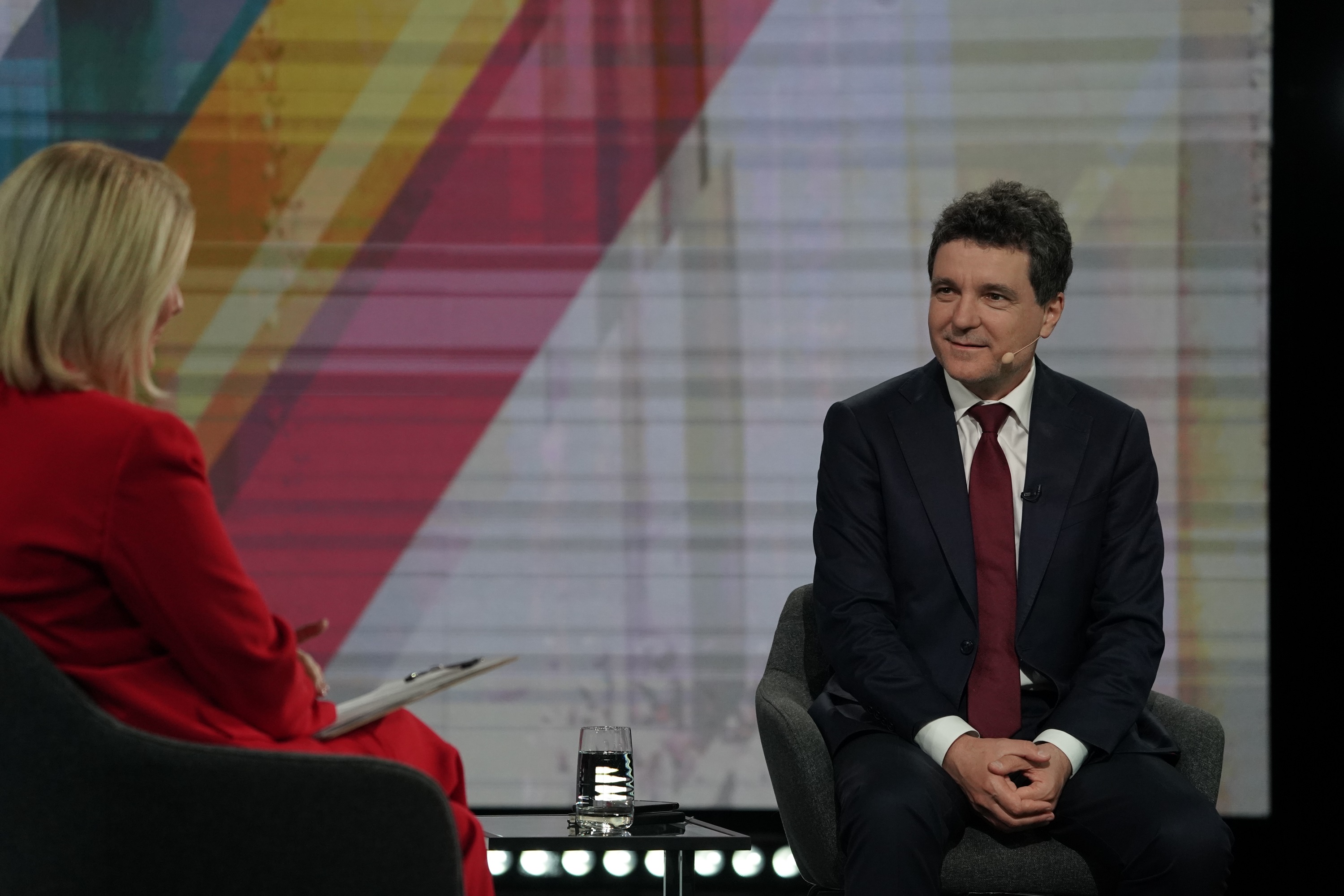 Carnețelul lui Nicușor Dan. L-a avut cu el la Pro TV, iar la Antena 1 a spus ce își notează în el și cine i l-a dăruit