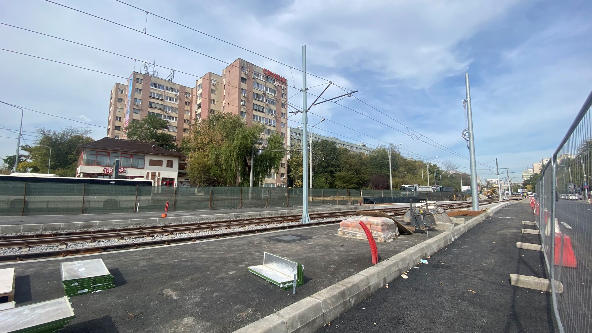 FOTO. În vizită pe șantierul de pe linia lui 41, de la Piața Drumul Taberei. „Băgăm material, muncim fără pauză numai să terminăm la timp”