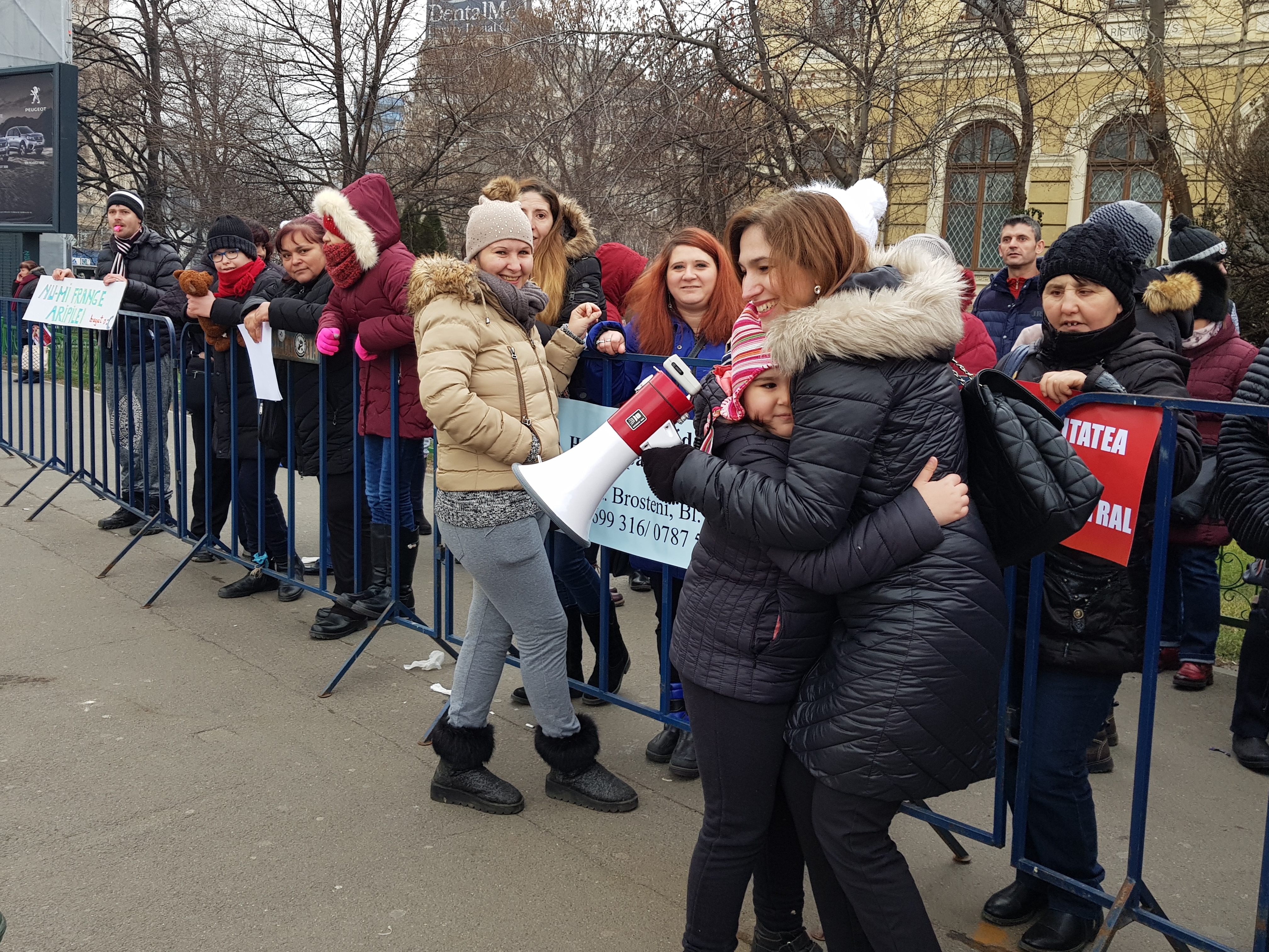 VIDEO/ Problemele persoanelor cu dizabilități, pasate de la guvern la primării. Mămica unui copil cu tetrapareză spastică: "Lupt pentru drepturile lui, ca om, iar politicienii șterg cu el pe jos!"