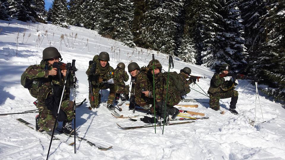 Viaţă de militar la - 20 de grade! Vânătorii de munte ne învaţă cum să ne construim propriul „hotel de gheaţă”