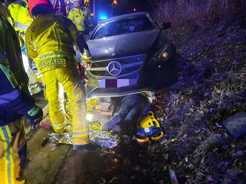Șofer oprit să-și facă nevoile pe marginea drumului, călcat de Mercedesul căruia a uitat să-i tragă frâna de mână
