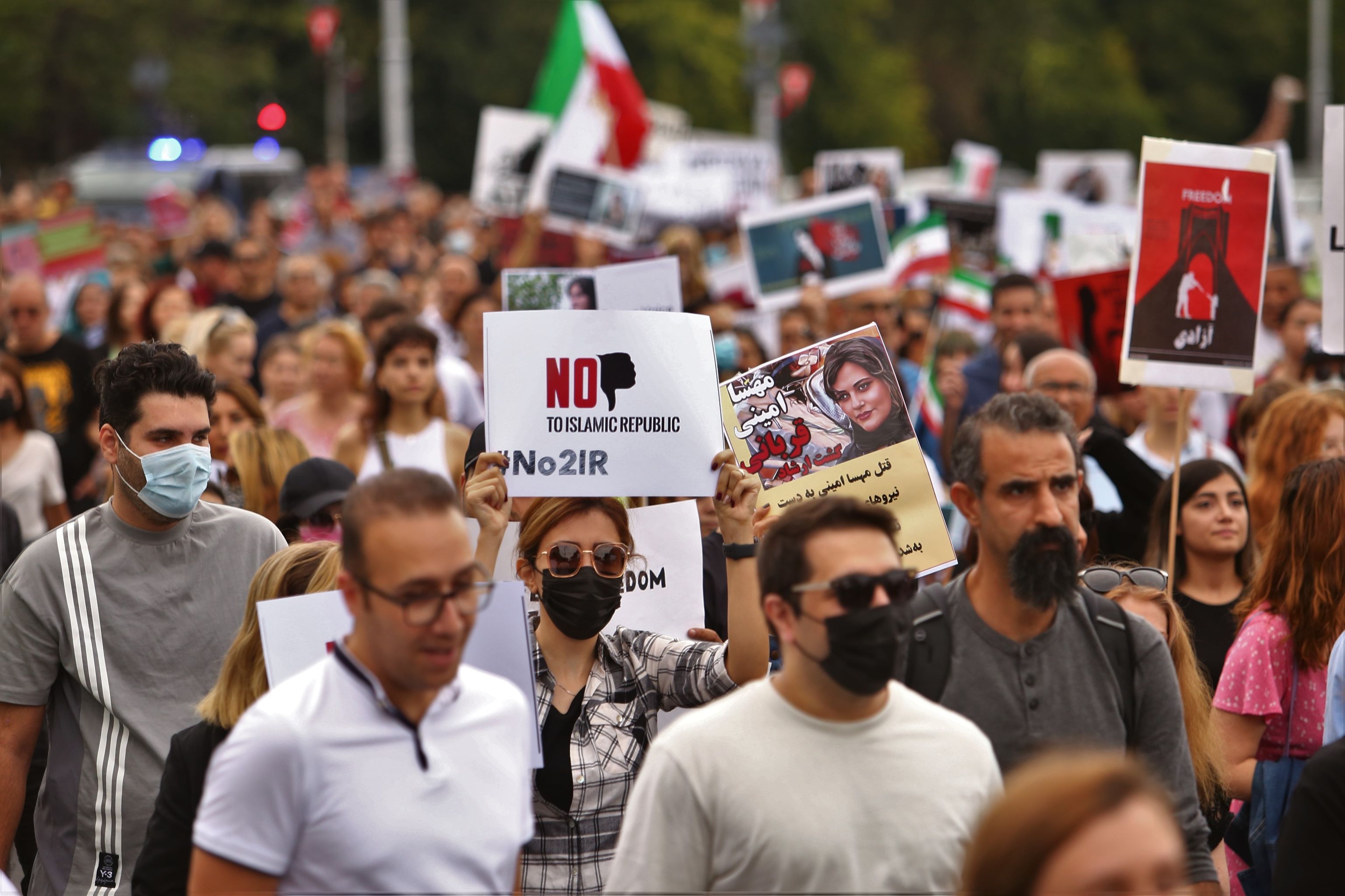 Protest de solidaritate cu femeile din Iran, în Bucureşti: „Mahsa Amini, moartea ta nu trebuie uitată!"