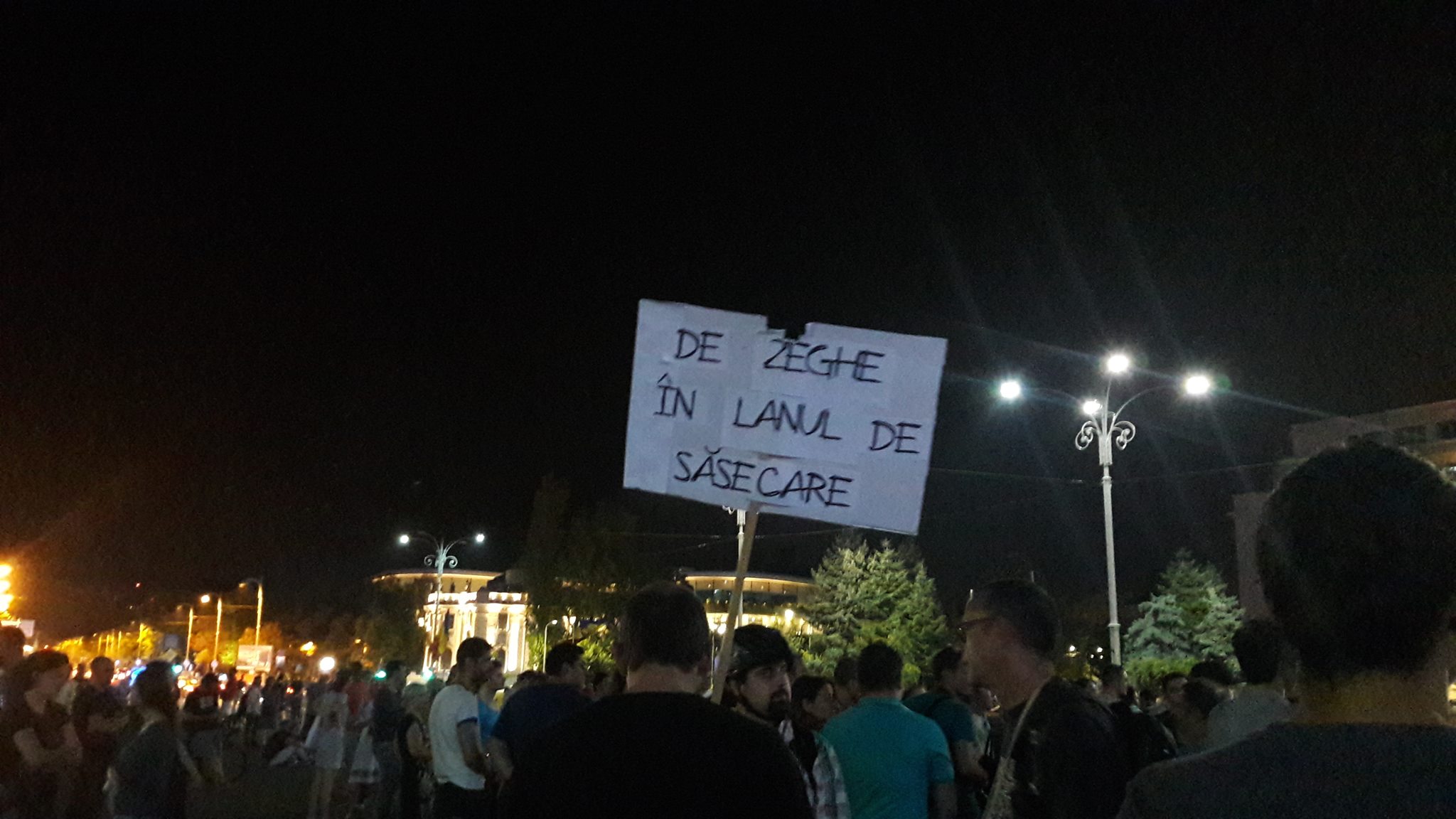 FOTO&VIDEO/ Peste 2.500 de oameni au protestat în Piața Victoriei faţă de modificările la legile justiţiei