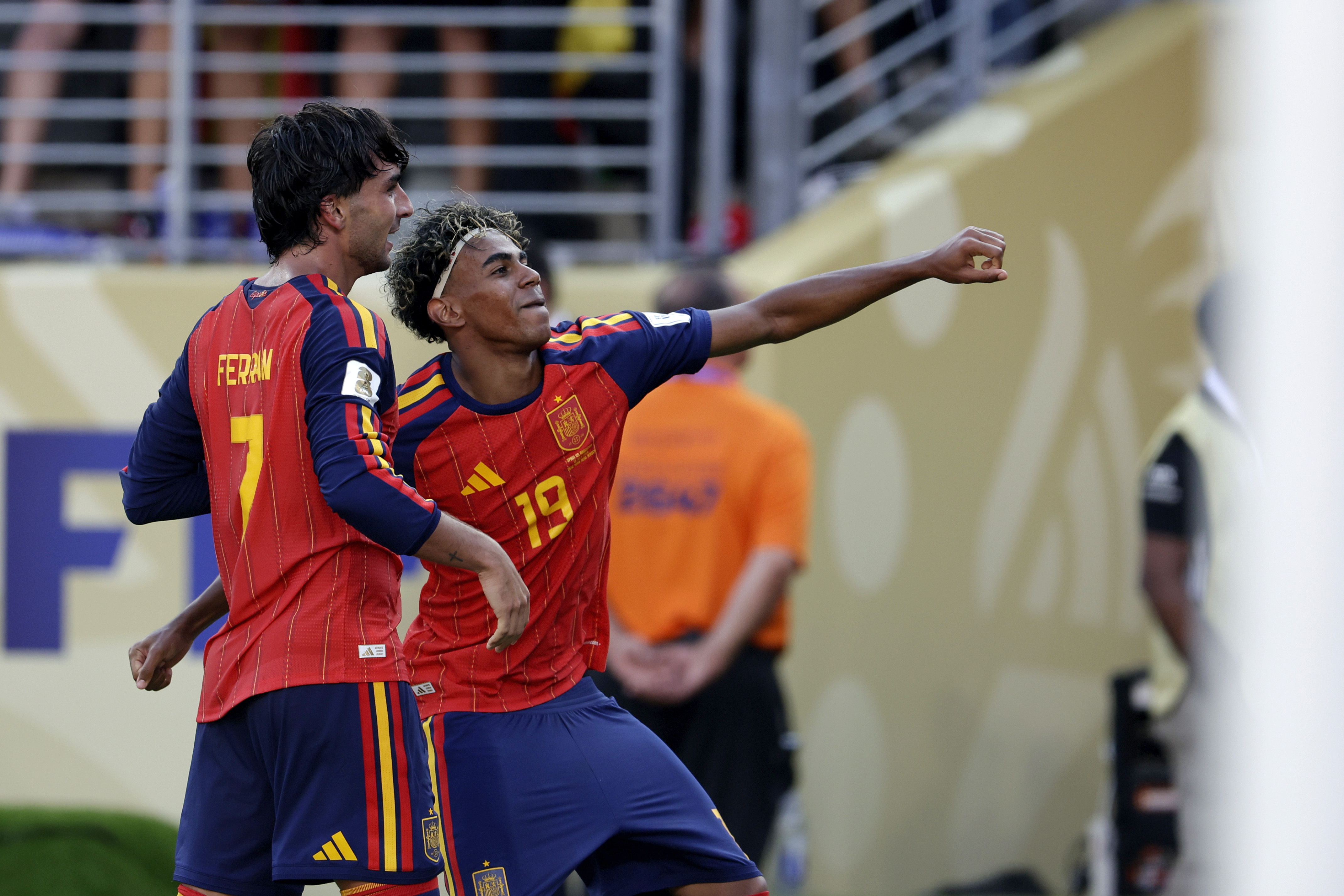 Ce a încercat fratele mai mic al lui Lamine Yamal să-i facă trofeului de la Campionatul Mondial de fotbal din 2026