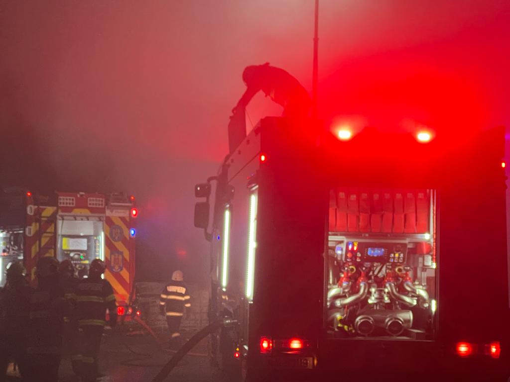Incendiu puternic în curtea unui mall din Cluj. Clienții unui supermarket au fost evacuați | VIDEO