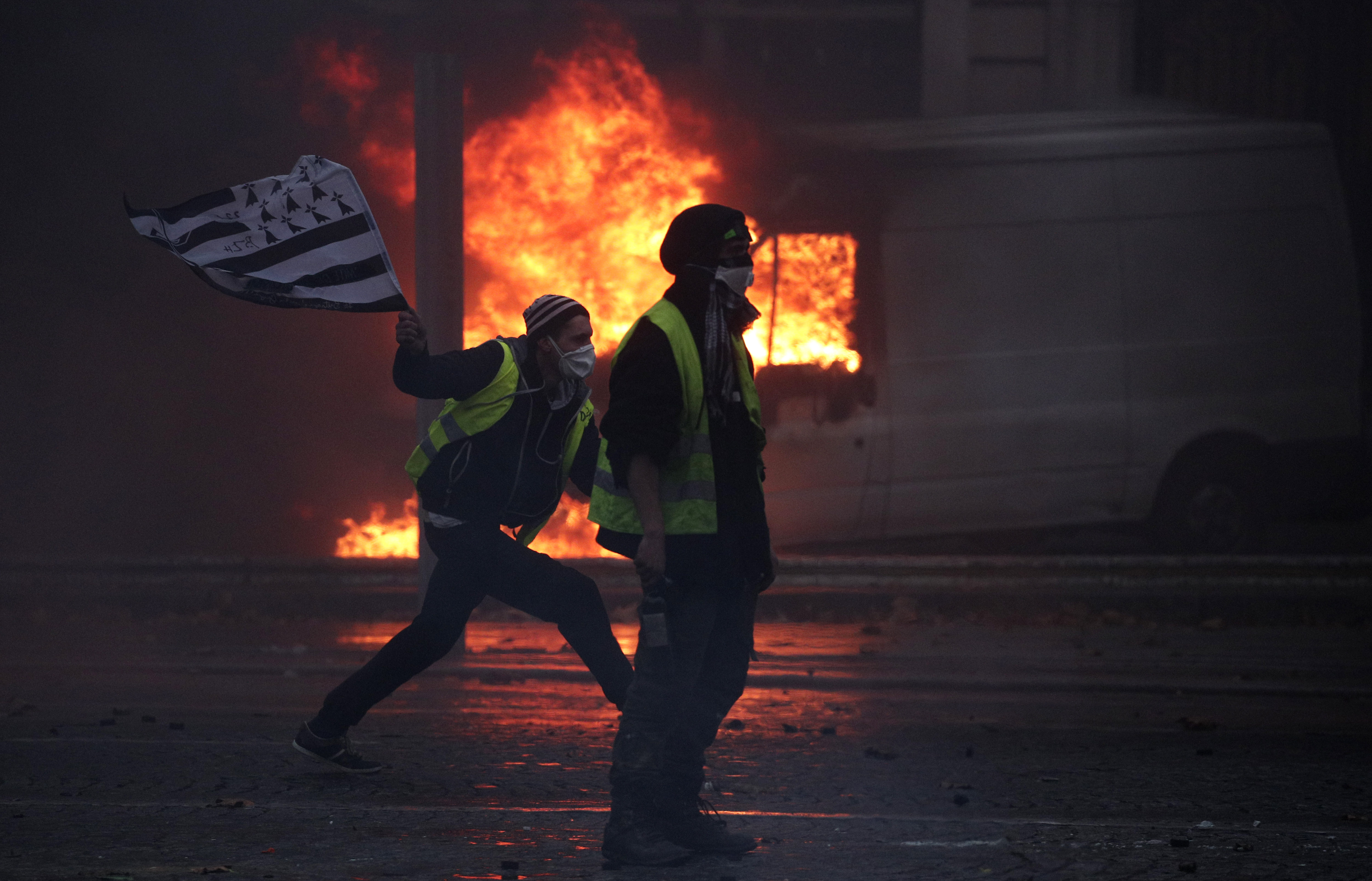 GALERIE FOTO/ Franța ar putea institui stare de urgență după violențele de sâmbătă din Paris. Mașini și clădiri au fost incendiate, iar sute de persoane au fost rănite